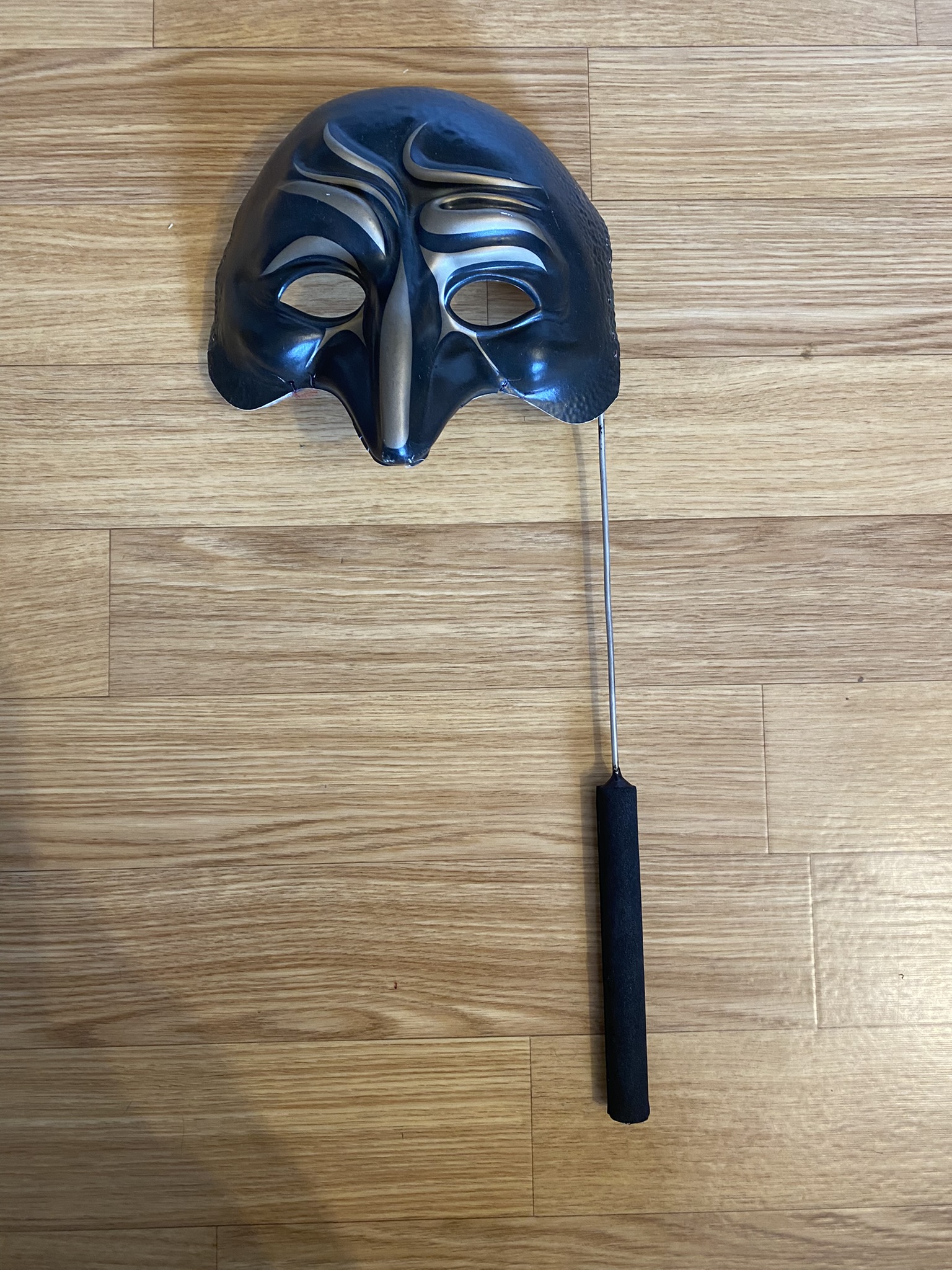 MA7 Pulcinella-nero-Maske am Stab