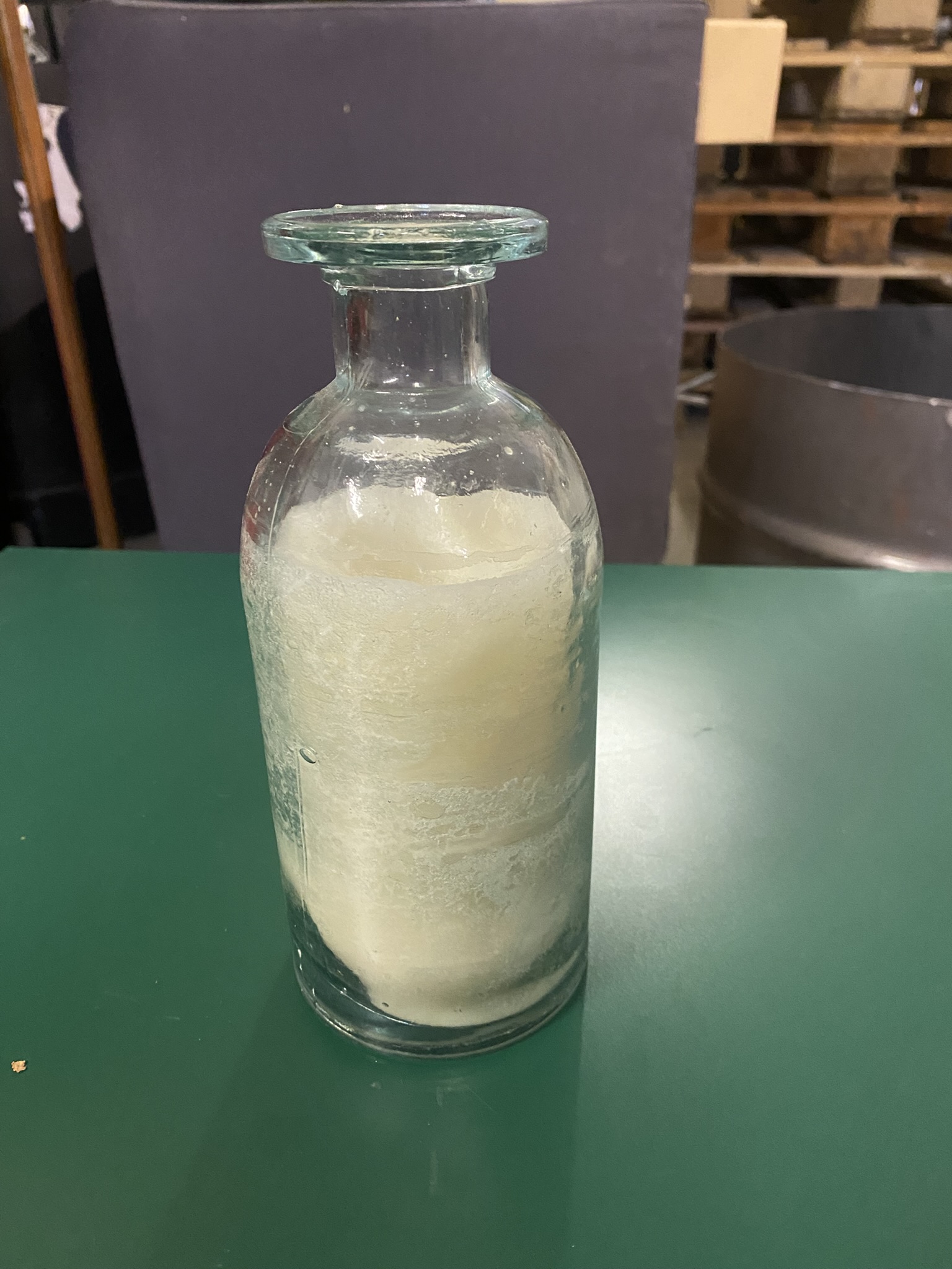 A03-019 Kleine Flasche gefüllt mit weißem Wachs (voll) 