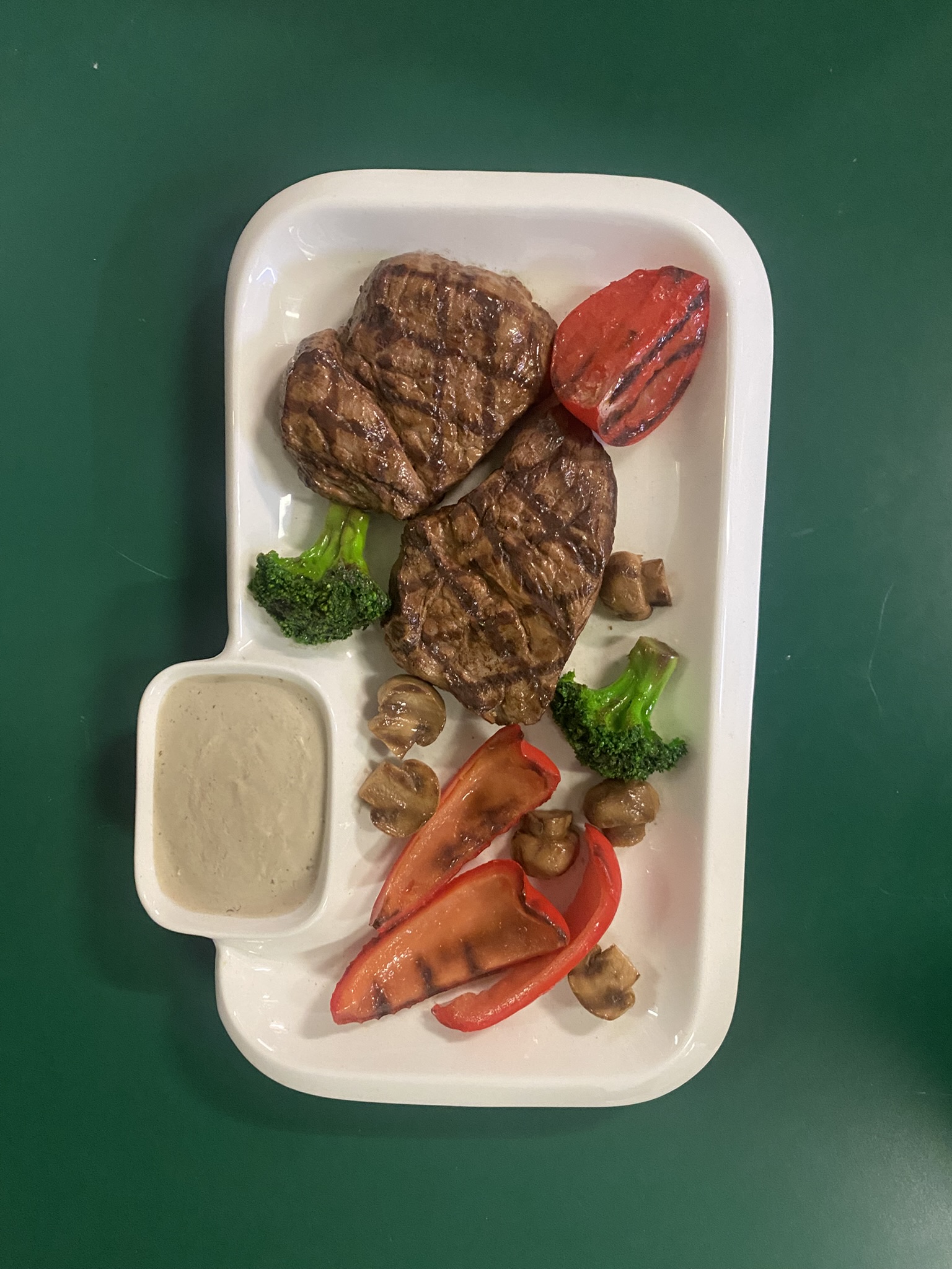 A16-003 Menüteller mit Steak und Gemüse