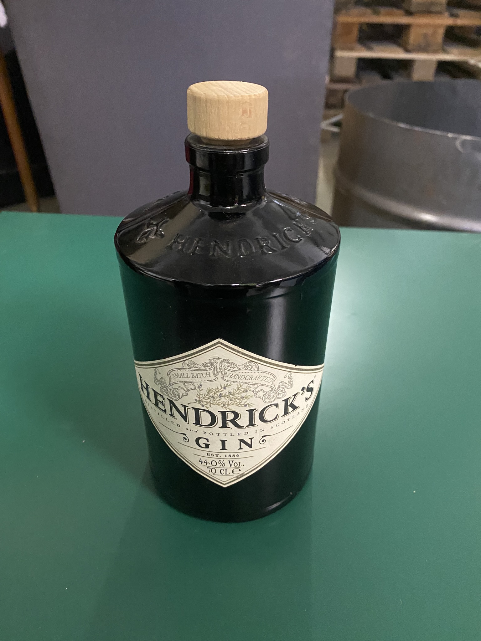 A03-002 Flasche "Hendricks Gin"