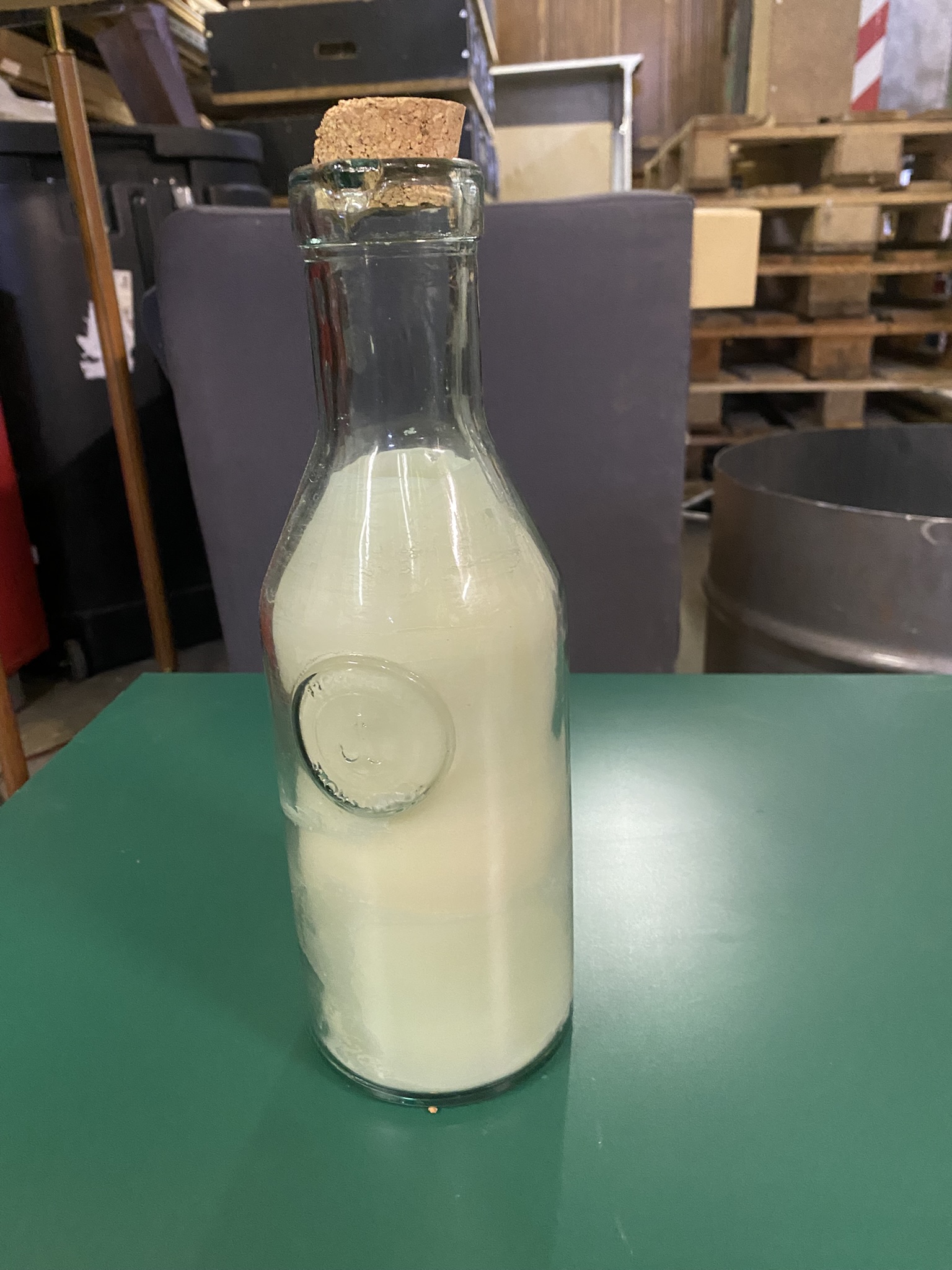 A03-010 Flasche gefüllt mit weißem Wachs (voll)