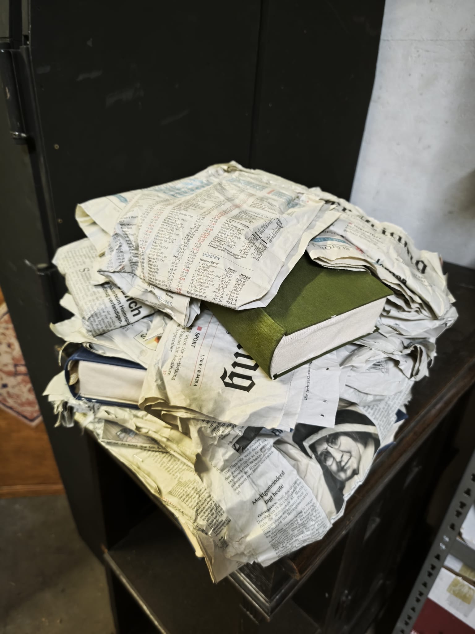 R02-003 Zeitungs-Bücher-Stapel