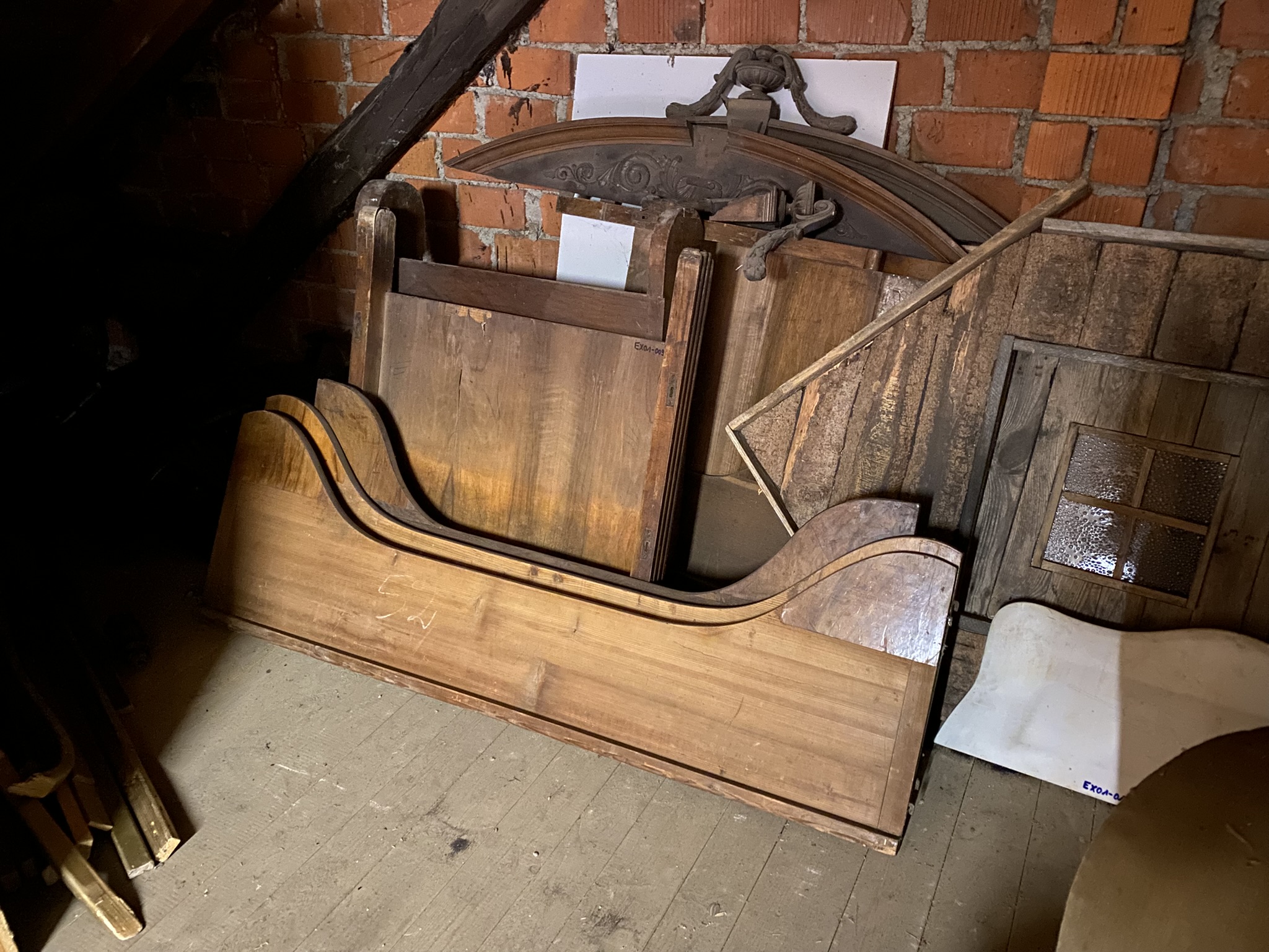 EX01-009 Einzelbett braun