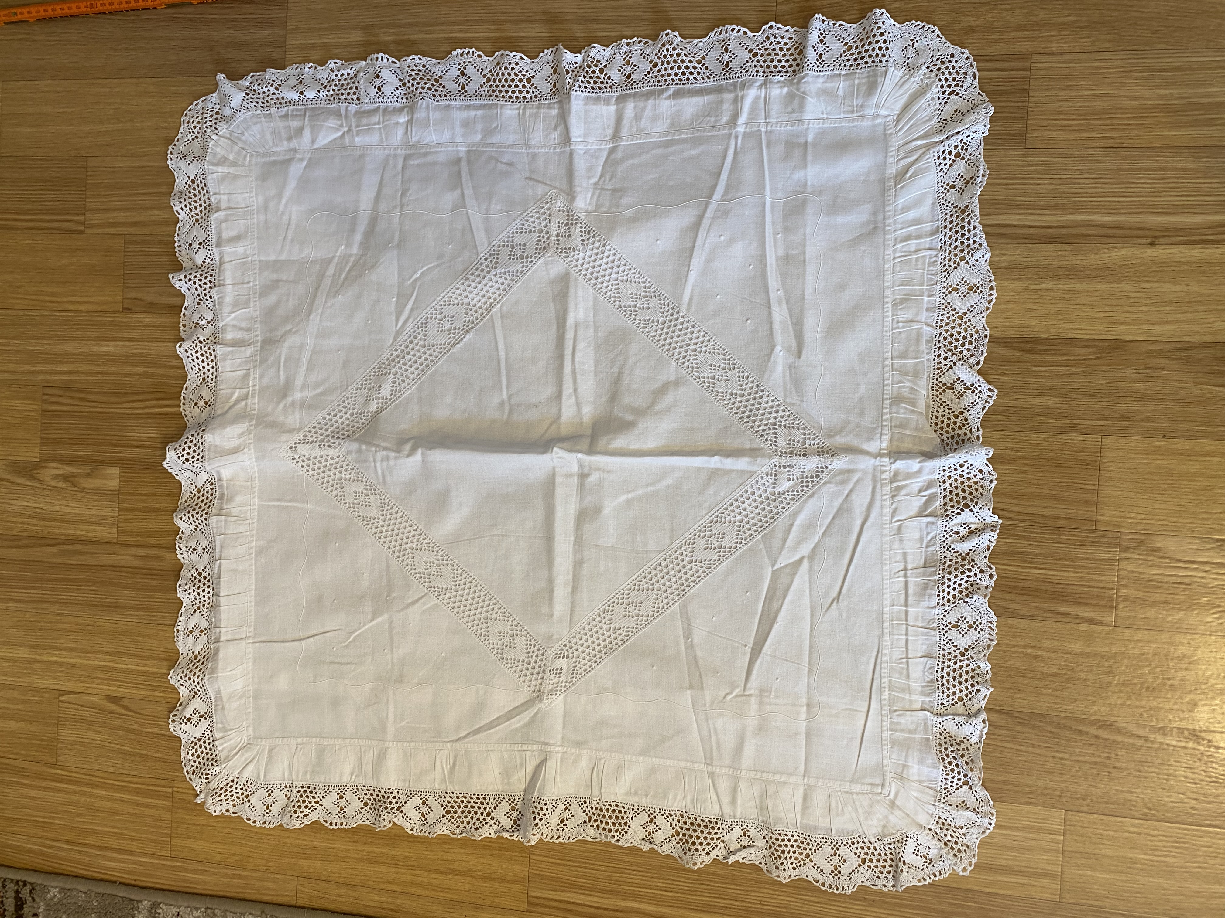 T07-004 Kissenbezug mit Rüschen (Bett)