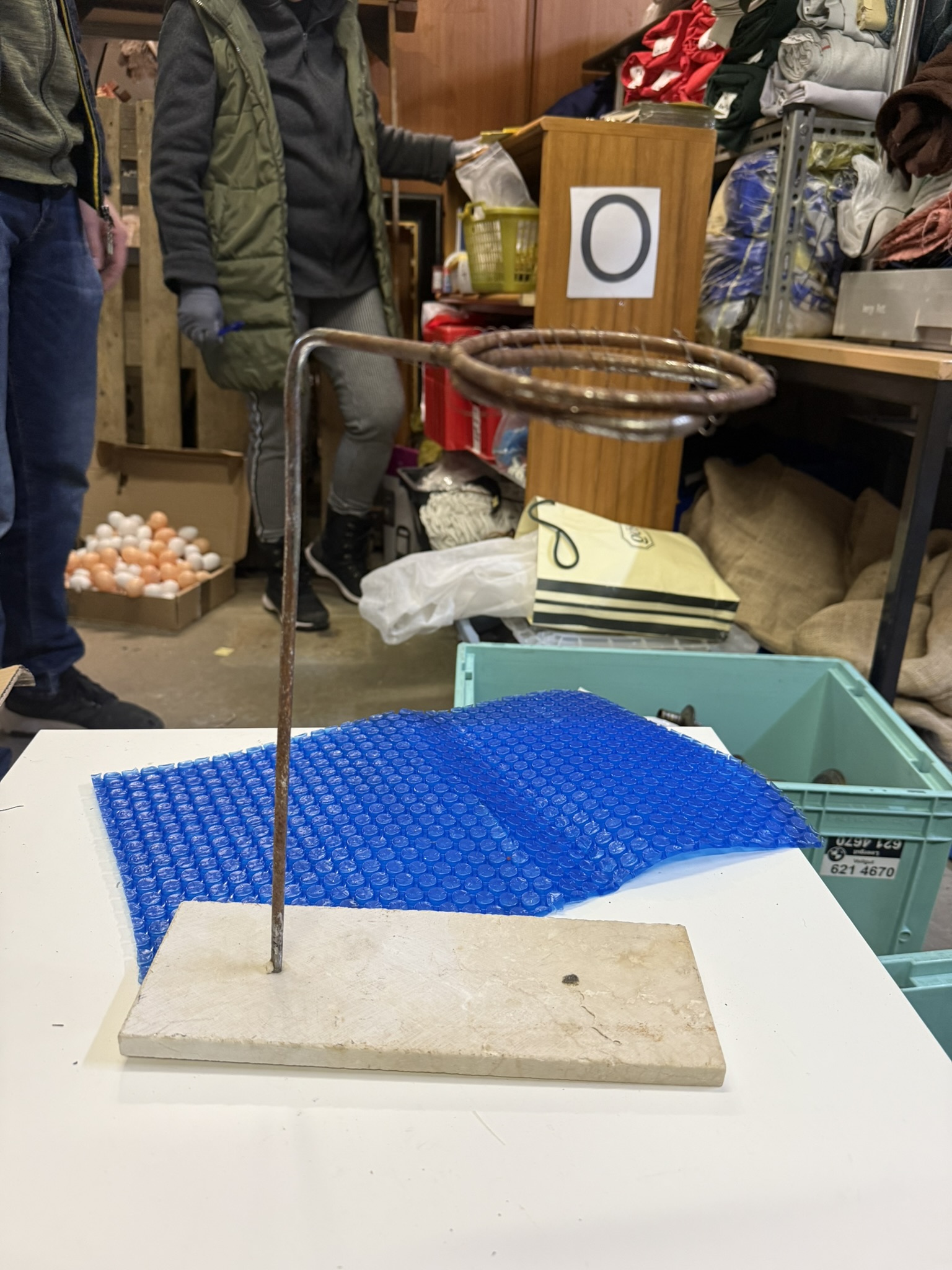 A08-019 Laborgefäß-Ständer mit Steinfuß