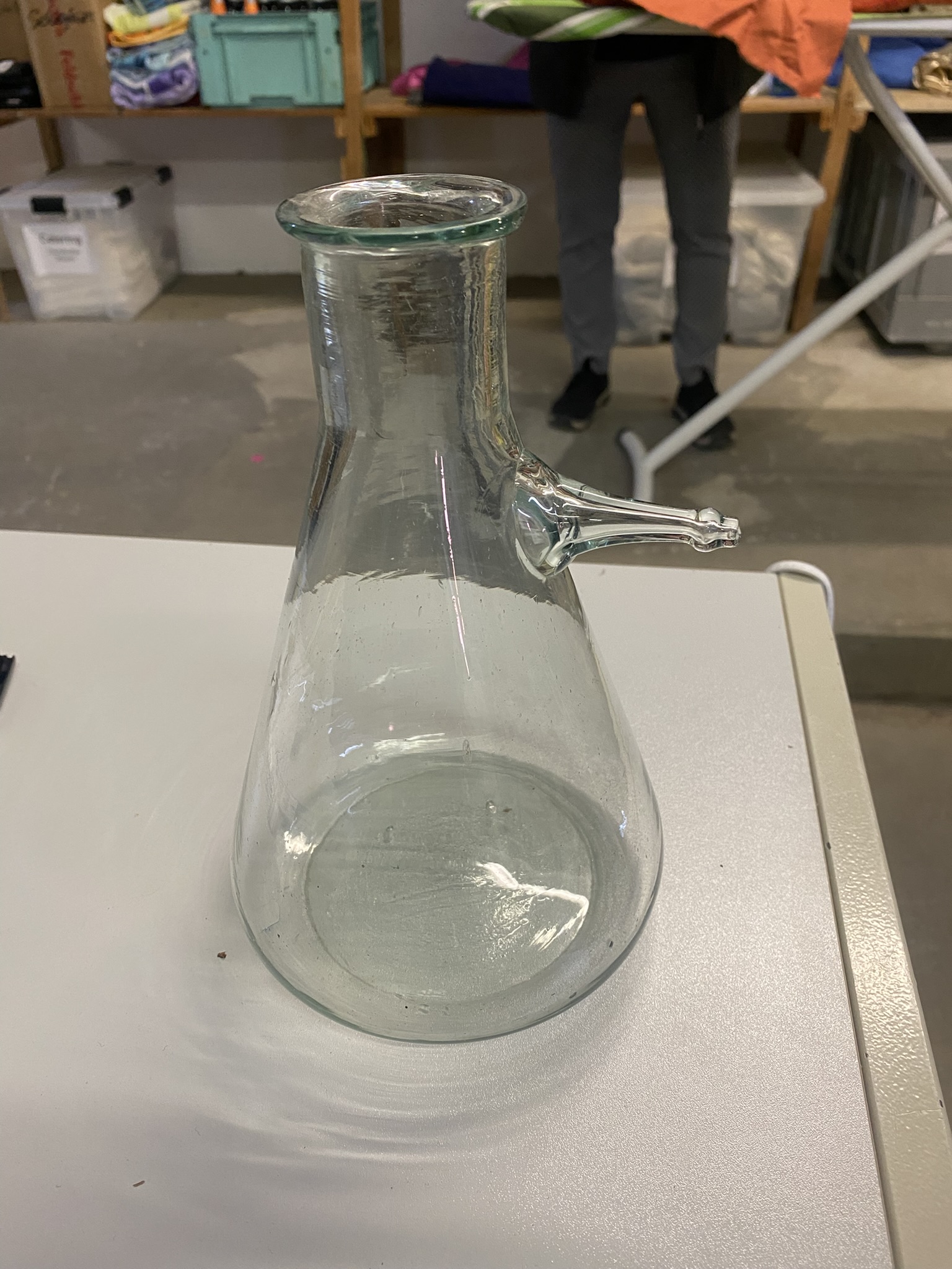 A28-012 Erlenmeyer-Kolben groß mit Auslass