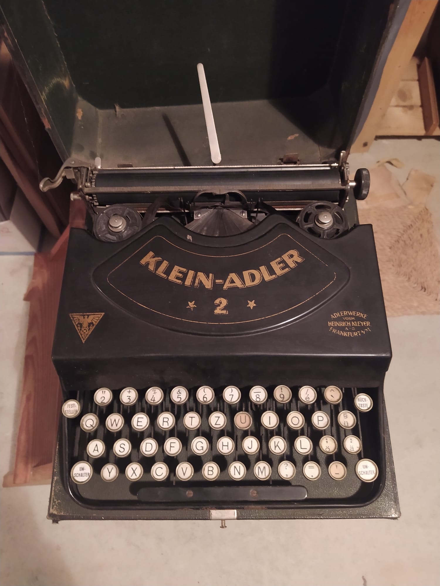 A01-004 Schreibmaschine (Adler)