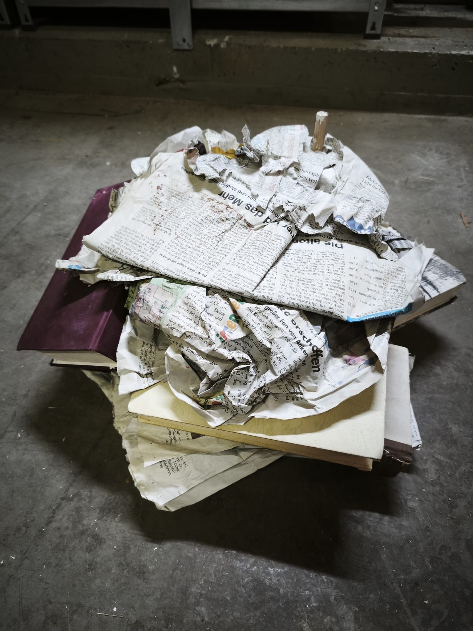 R02-004 Zeitungs-Bücher-Stapel