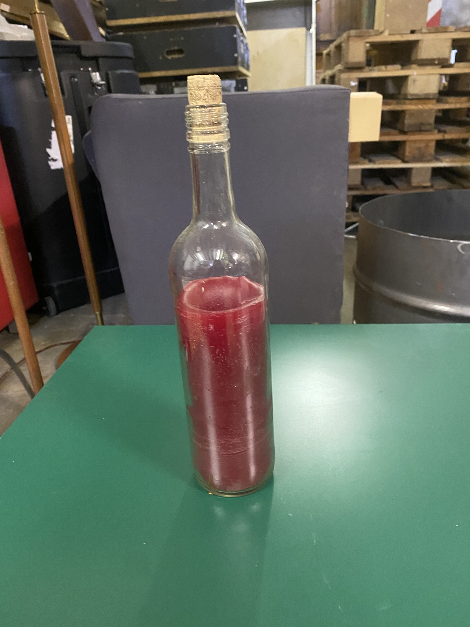 A03-013 Flasche gefüllt mit rotem Wachs