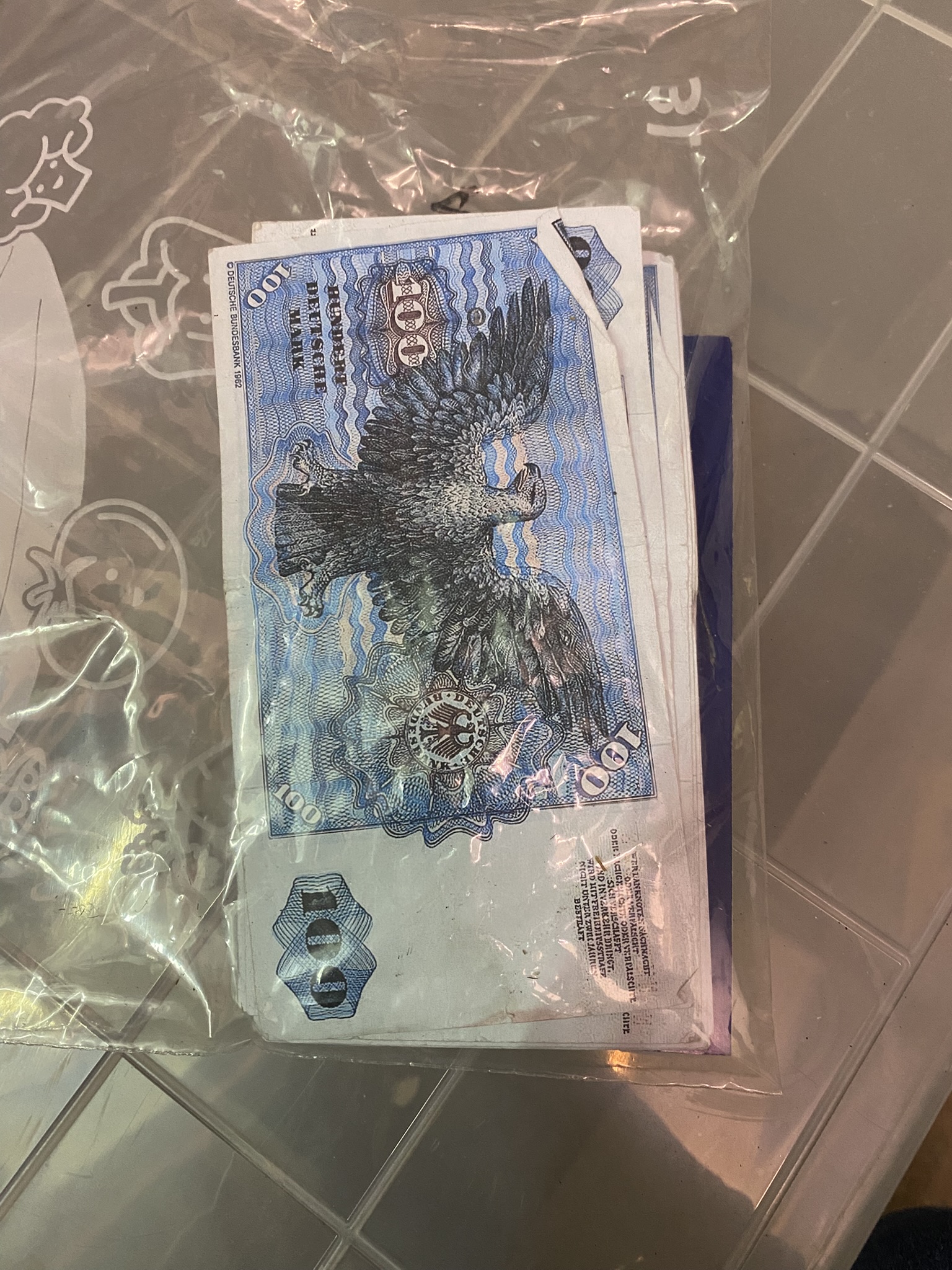 A12-020 Unterschiedliche Geldscheine