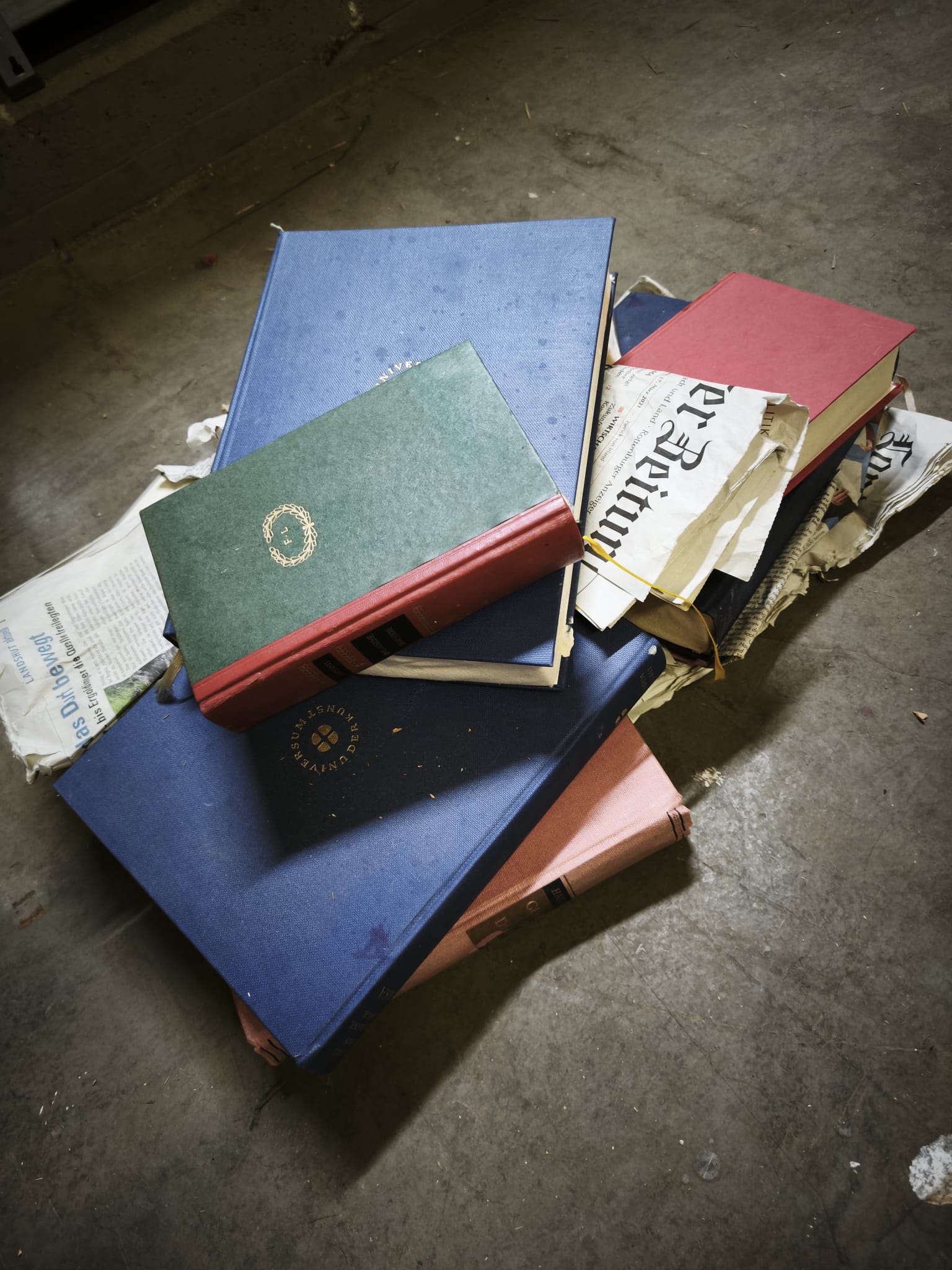 R02-001 Zeitungs-Bücher-Stapel