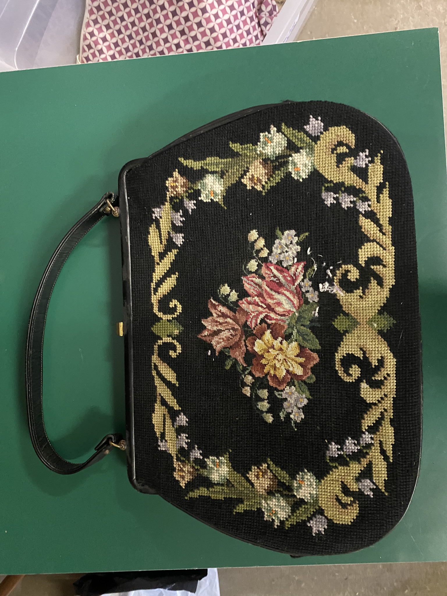 A09-027 Handtasche mit Stickerei