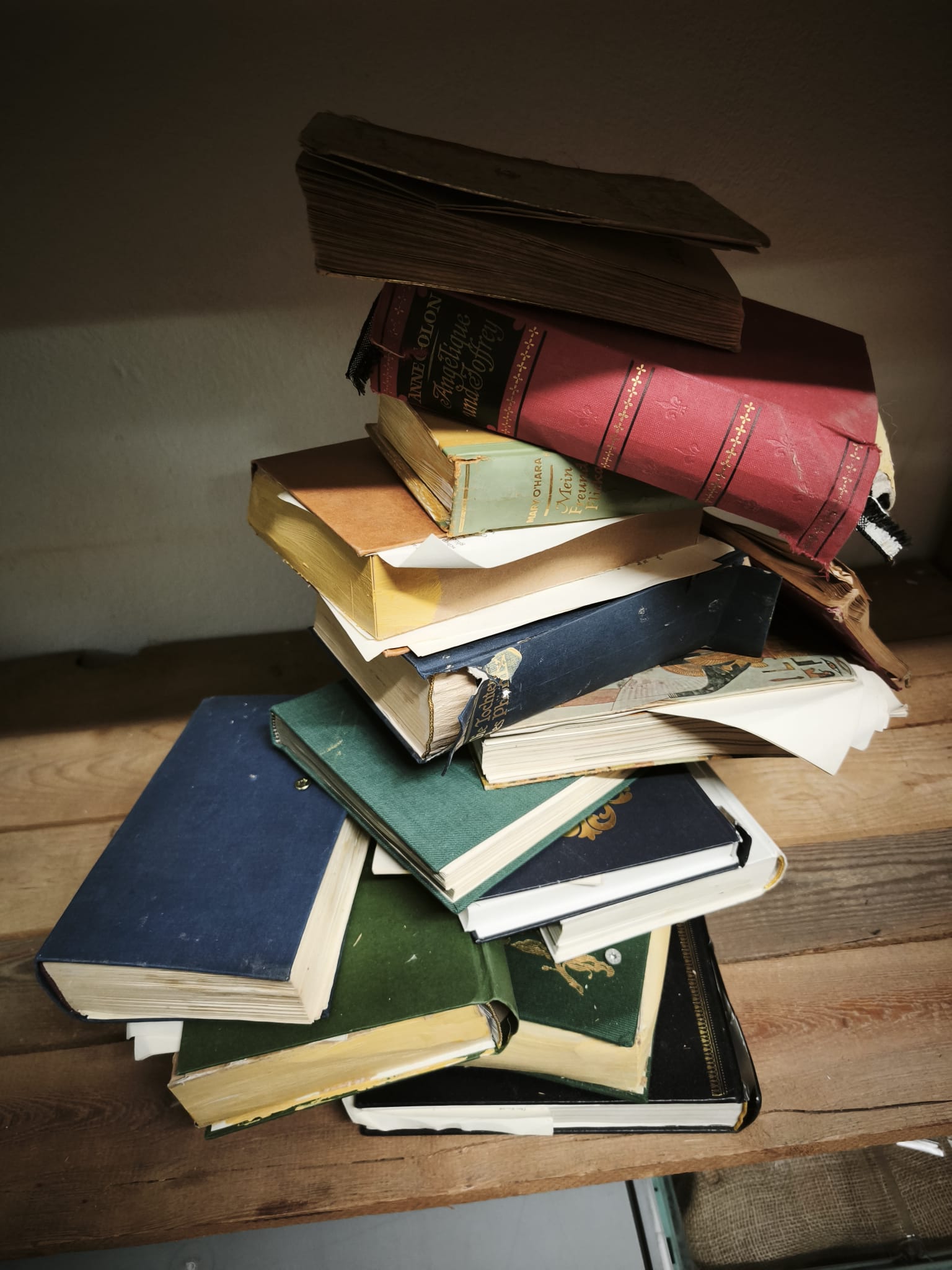 R02-002 Bücher-Stapel