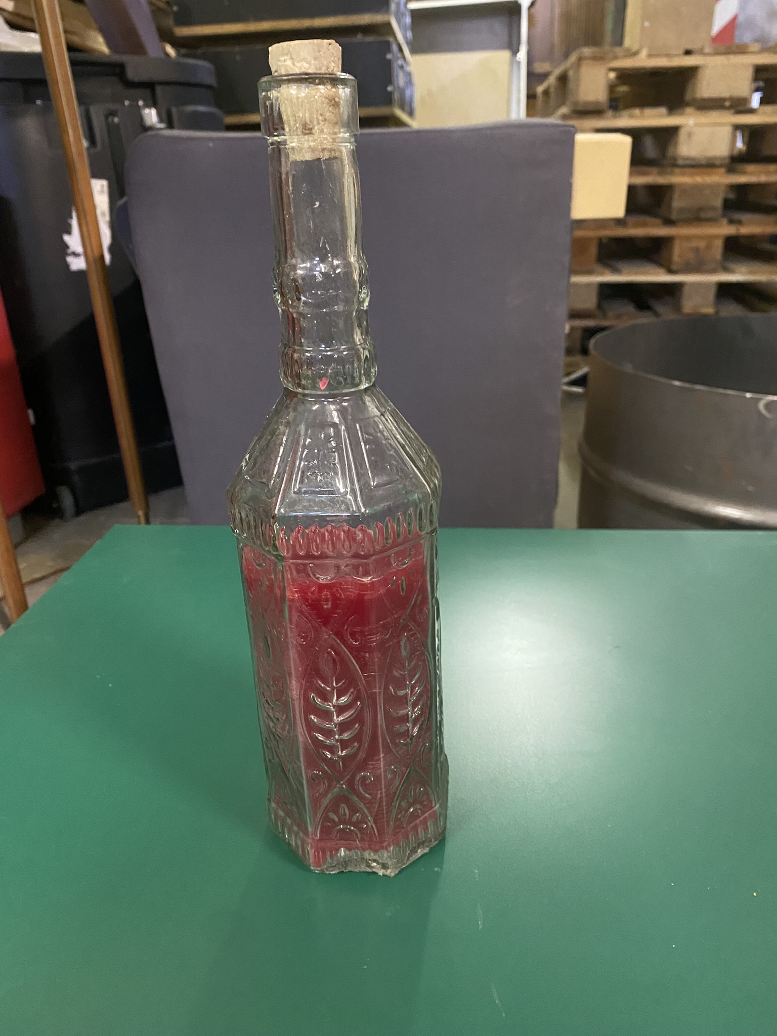 A03-012 Flasche gefüllt mit rotem Wachs 