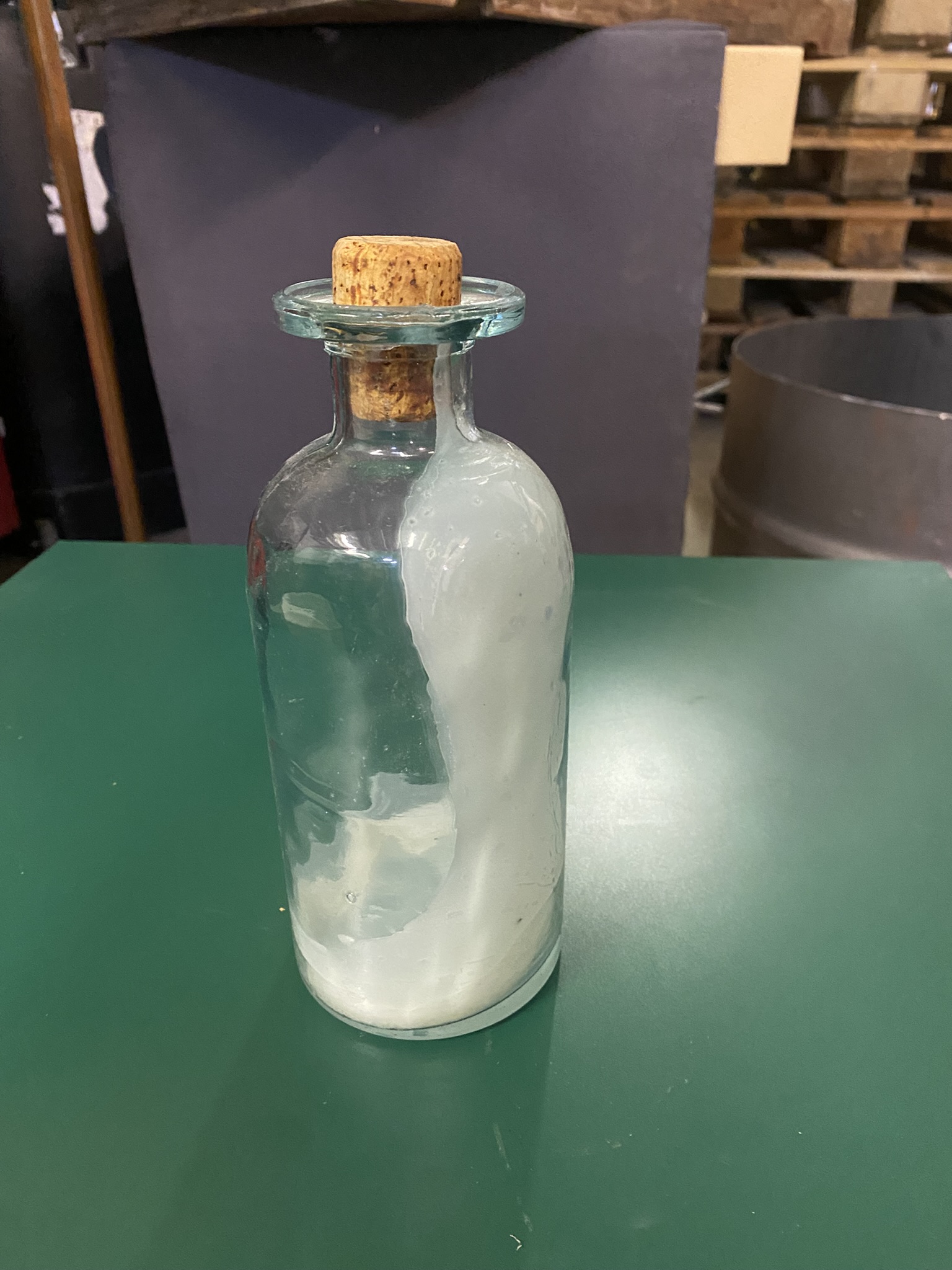 A06-003 Kleine Flasche gefüllt mit weißem Wachs (leer)