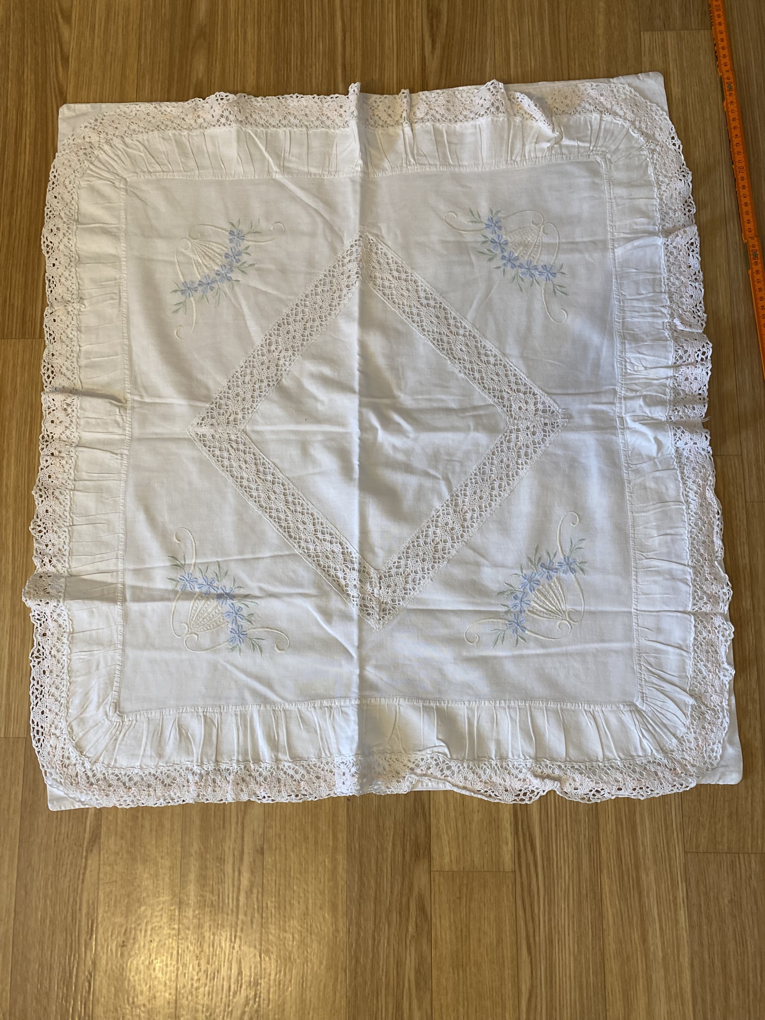 T07-003 Kissenbezug mit Rüschen (Bett)