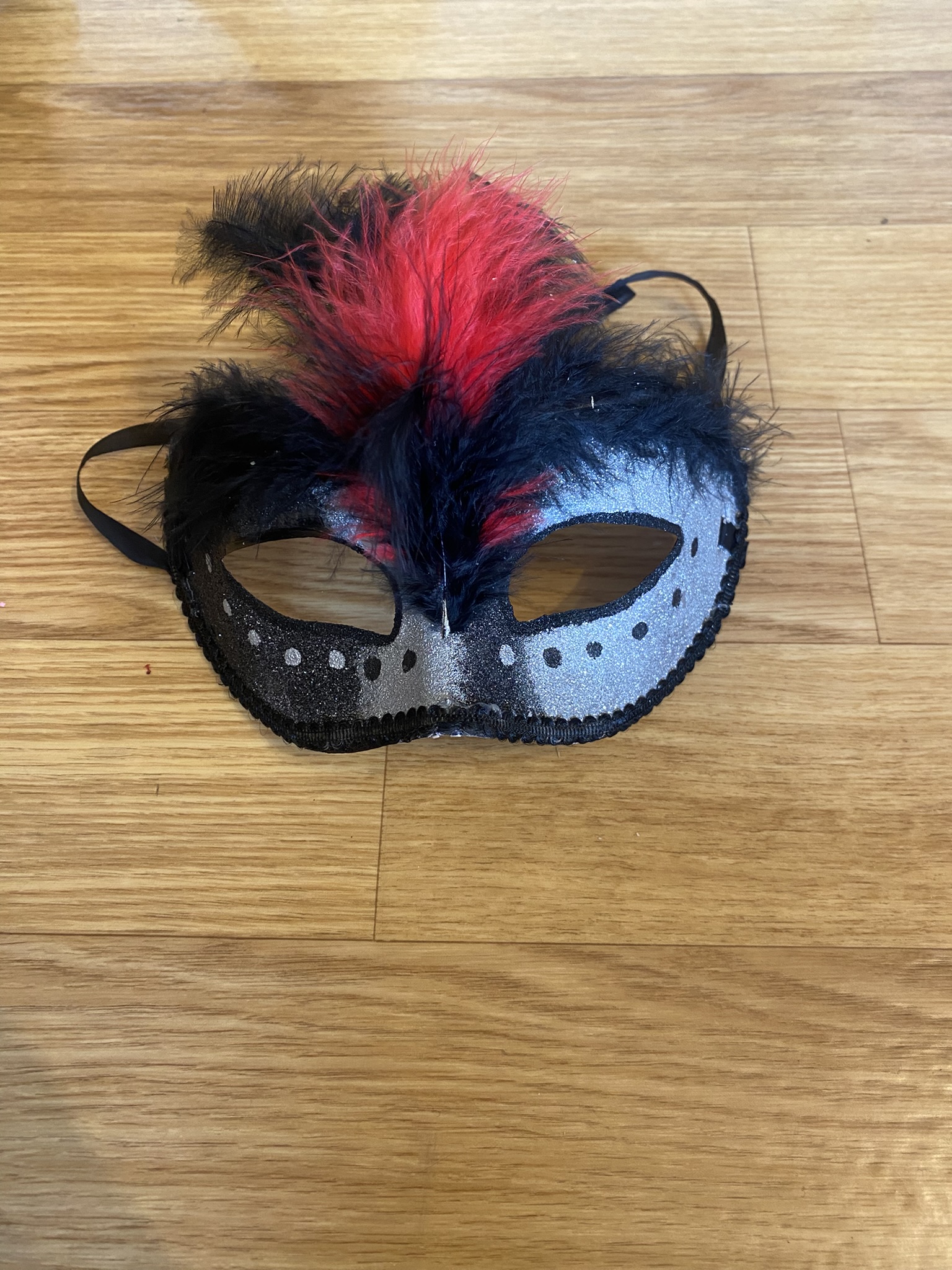 MA17 Augenmaske mit Federn