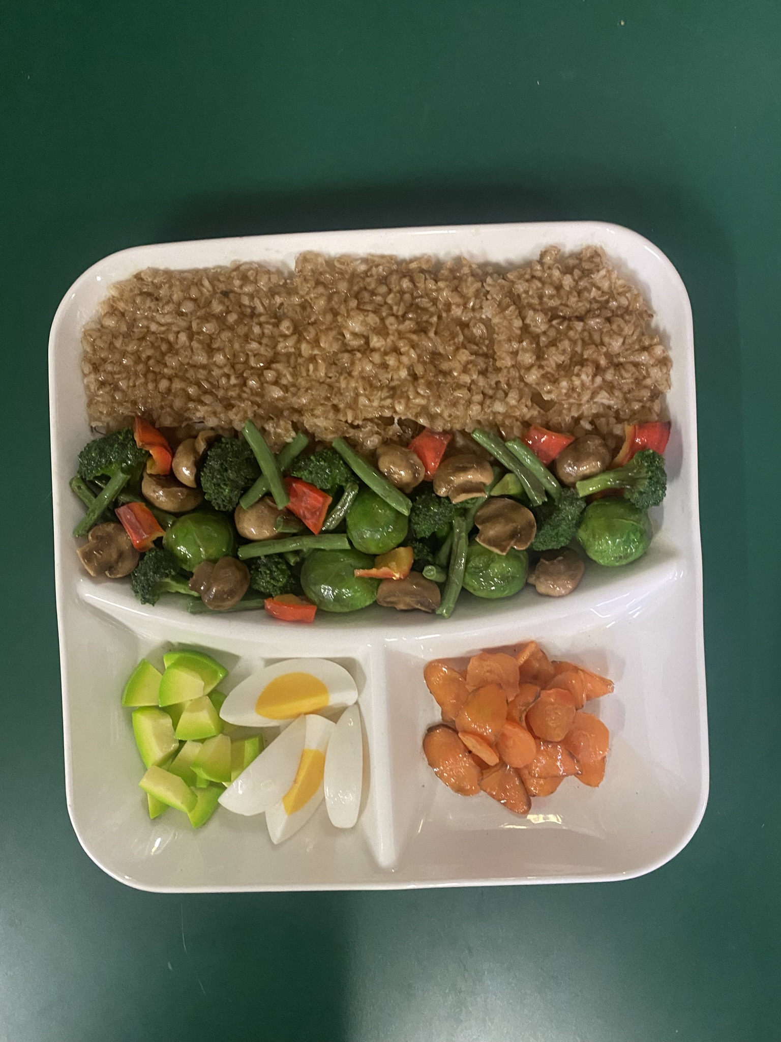 A16-002 Menüteller mit Couscous, Gemüse, Pilzen und Ei