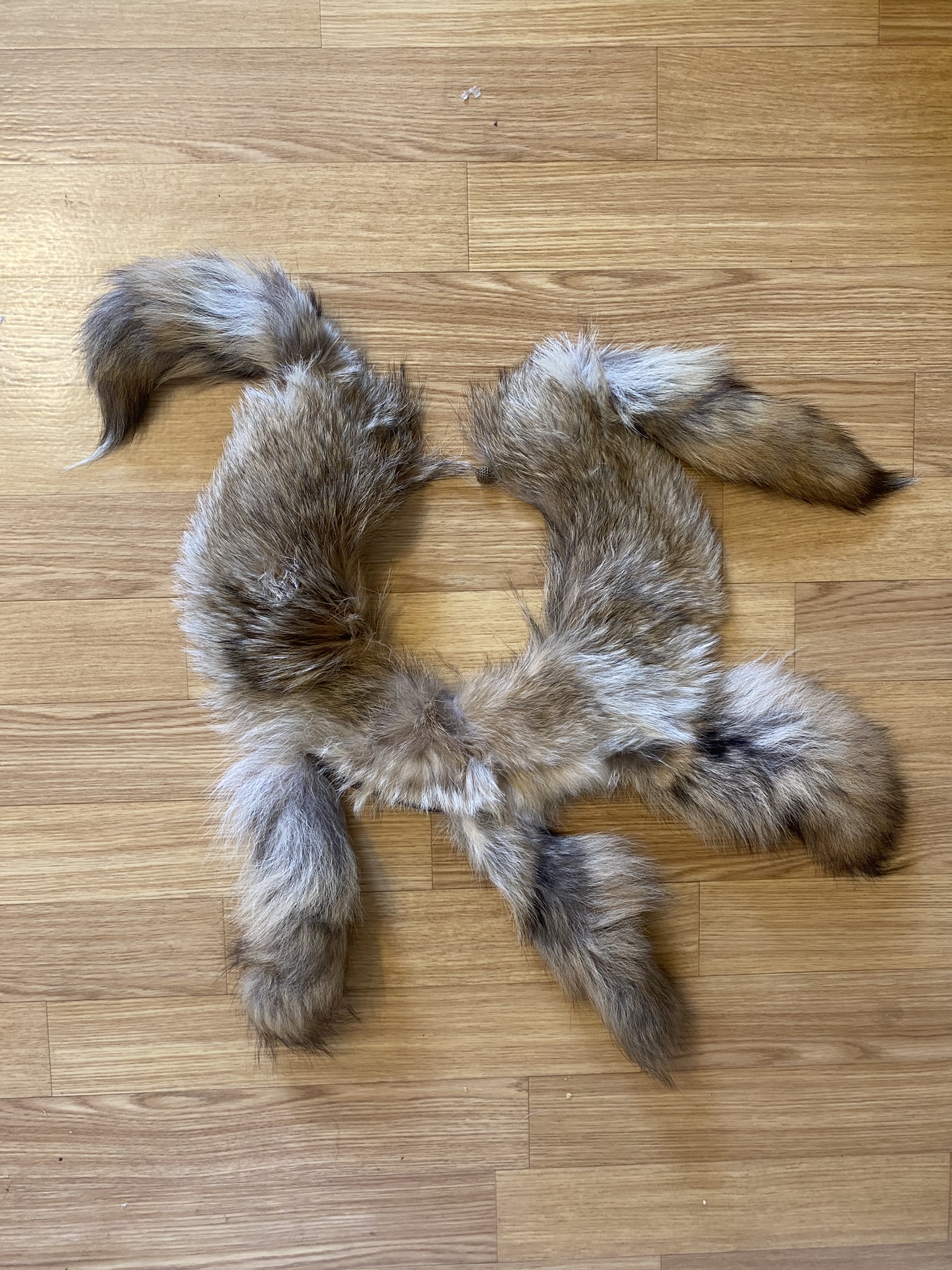 KR3 Pelzkragen mit Fuchsschwänzen