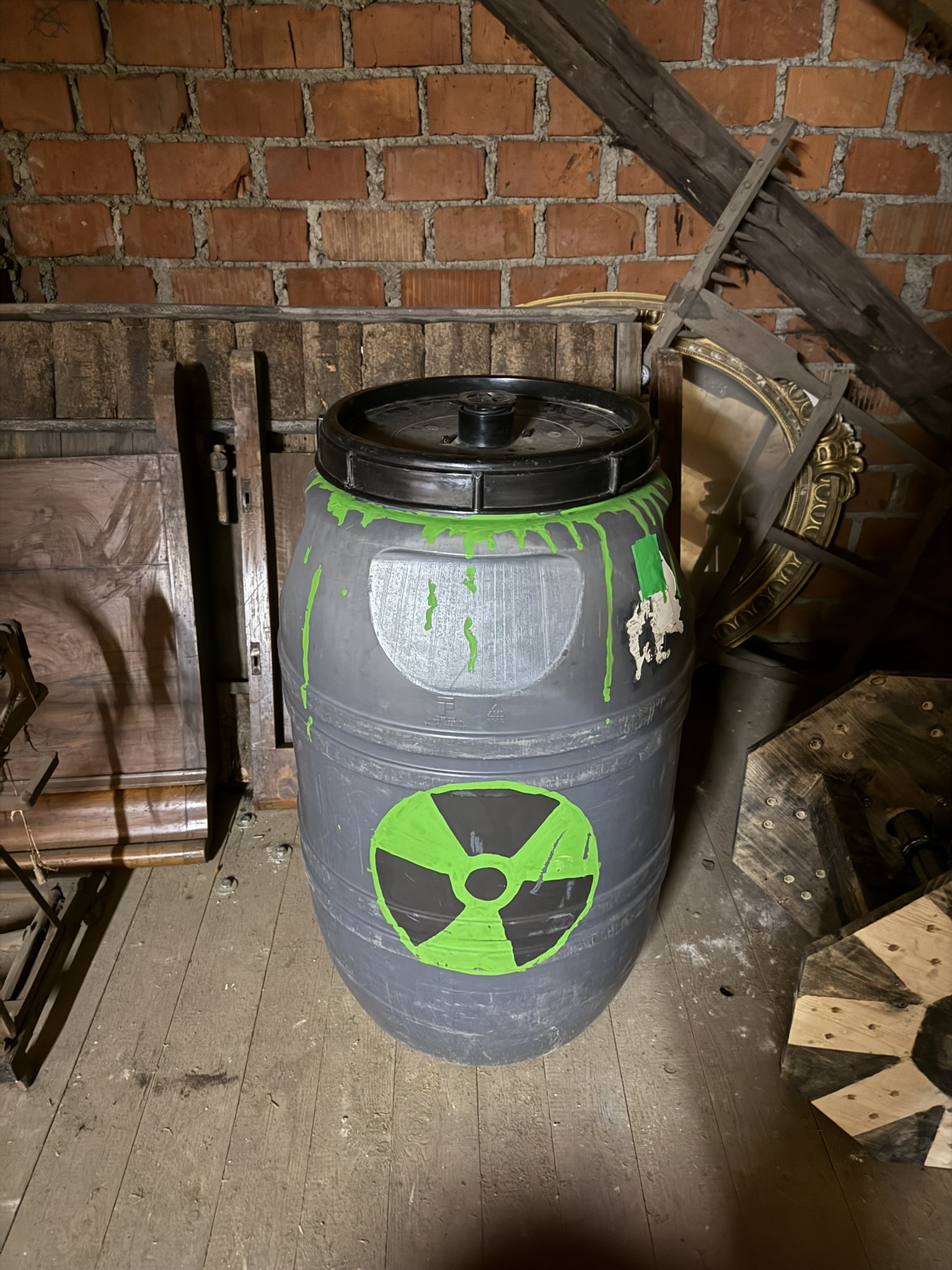 EX01-001 Giftmüllfass