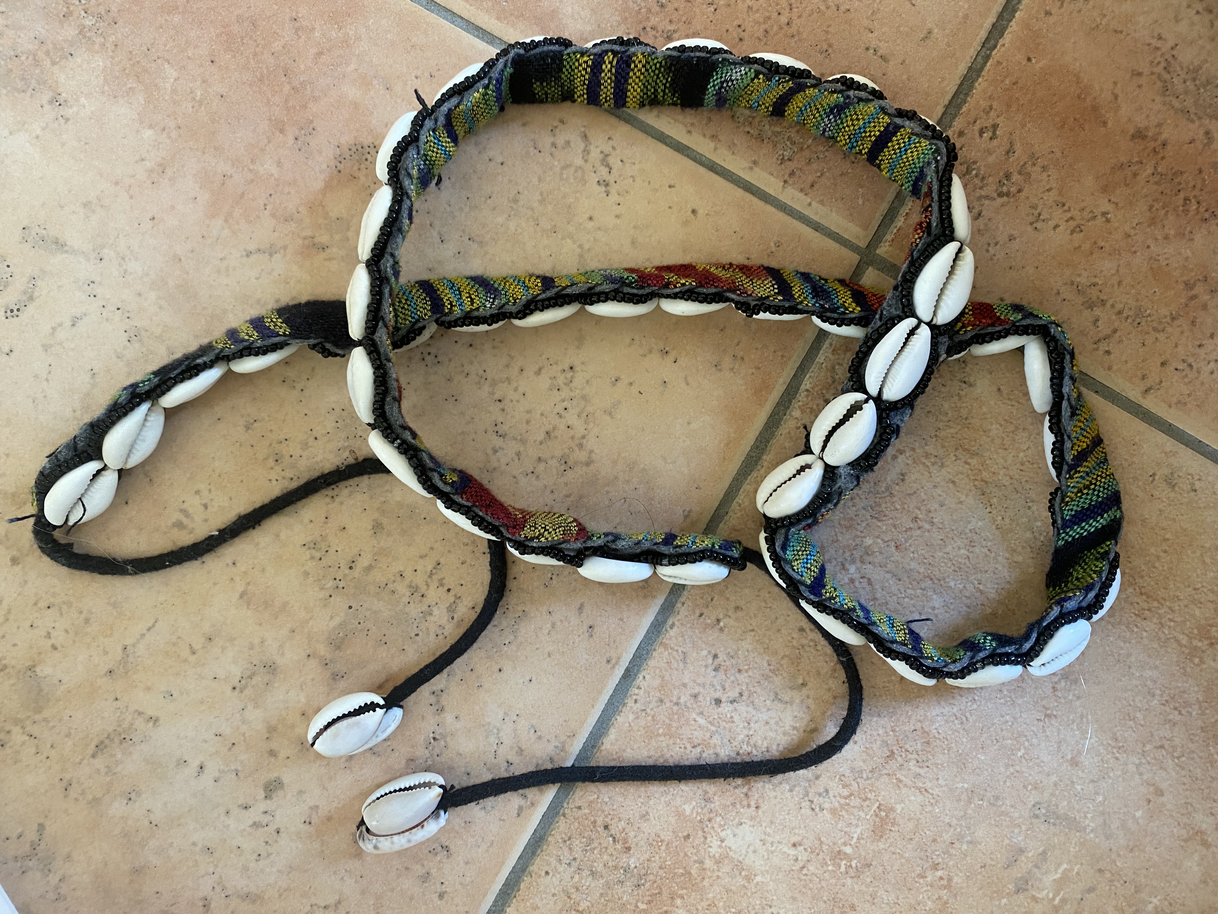 V01-132 Kaurimuschel-Gürtel