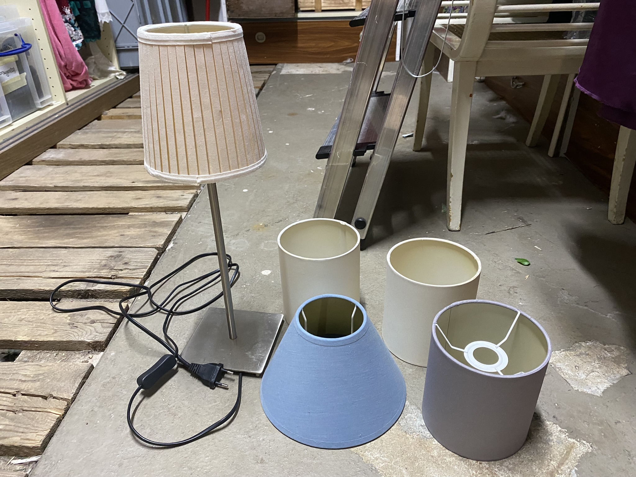 M01-060 Nachttischlampe mit mehreren Schirmen