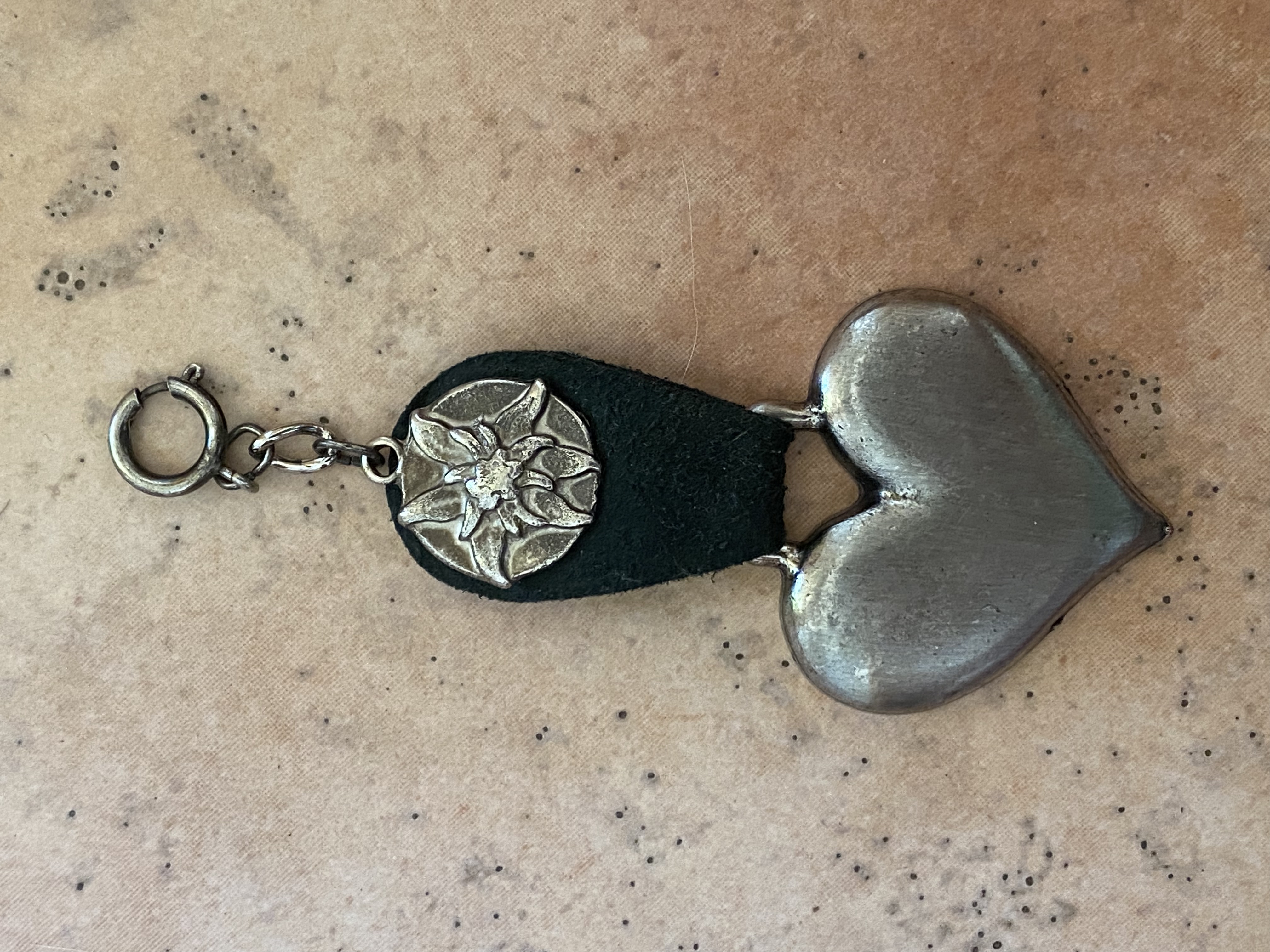 V01-090 Trachten-Anhänger Herz