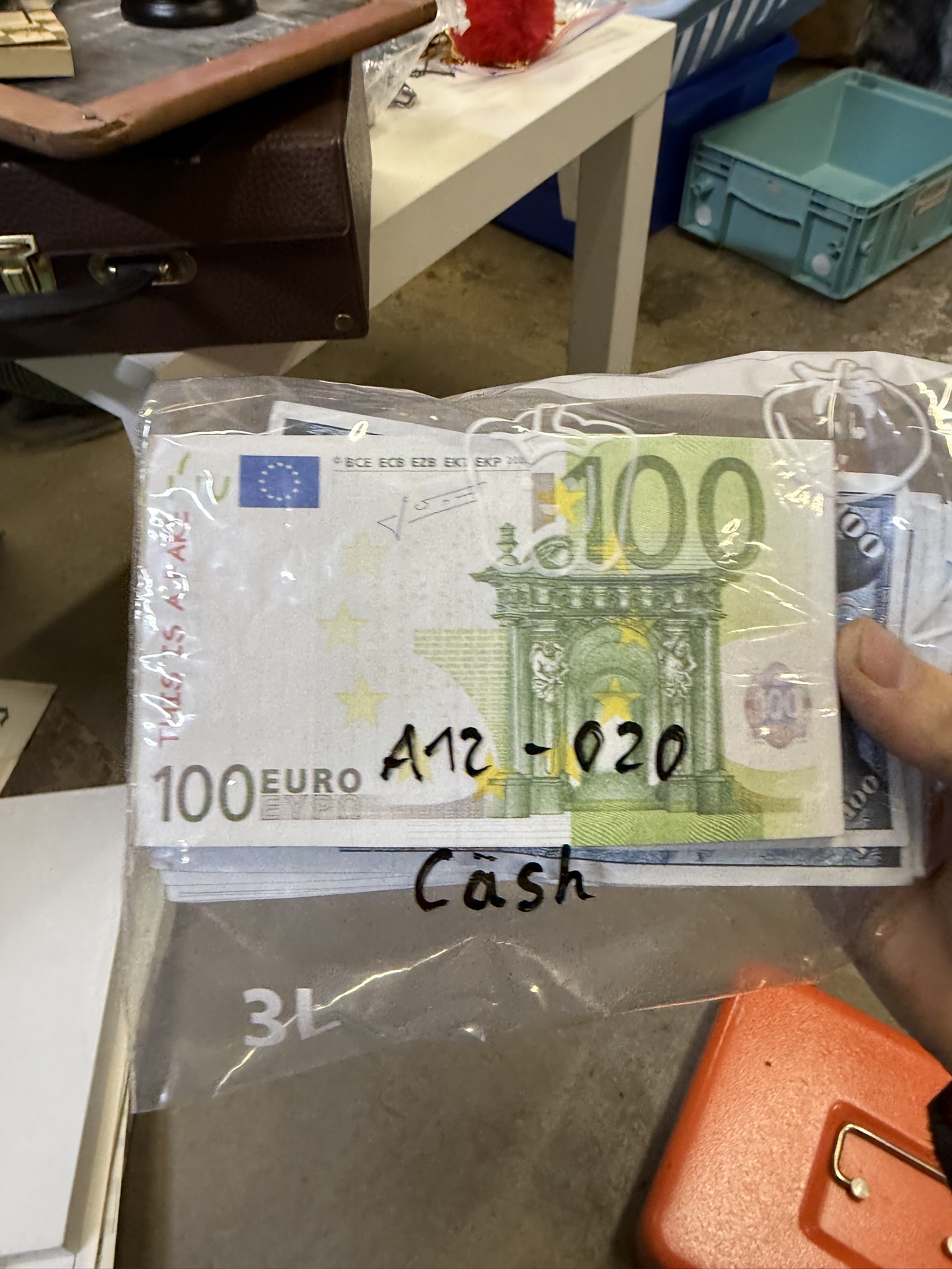 A12-020 Unterschiedliche Geldscheine