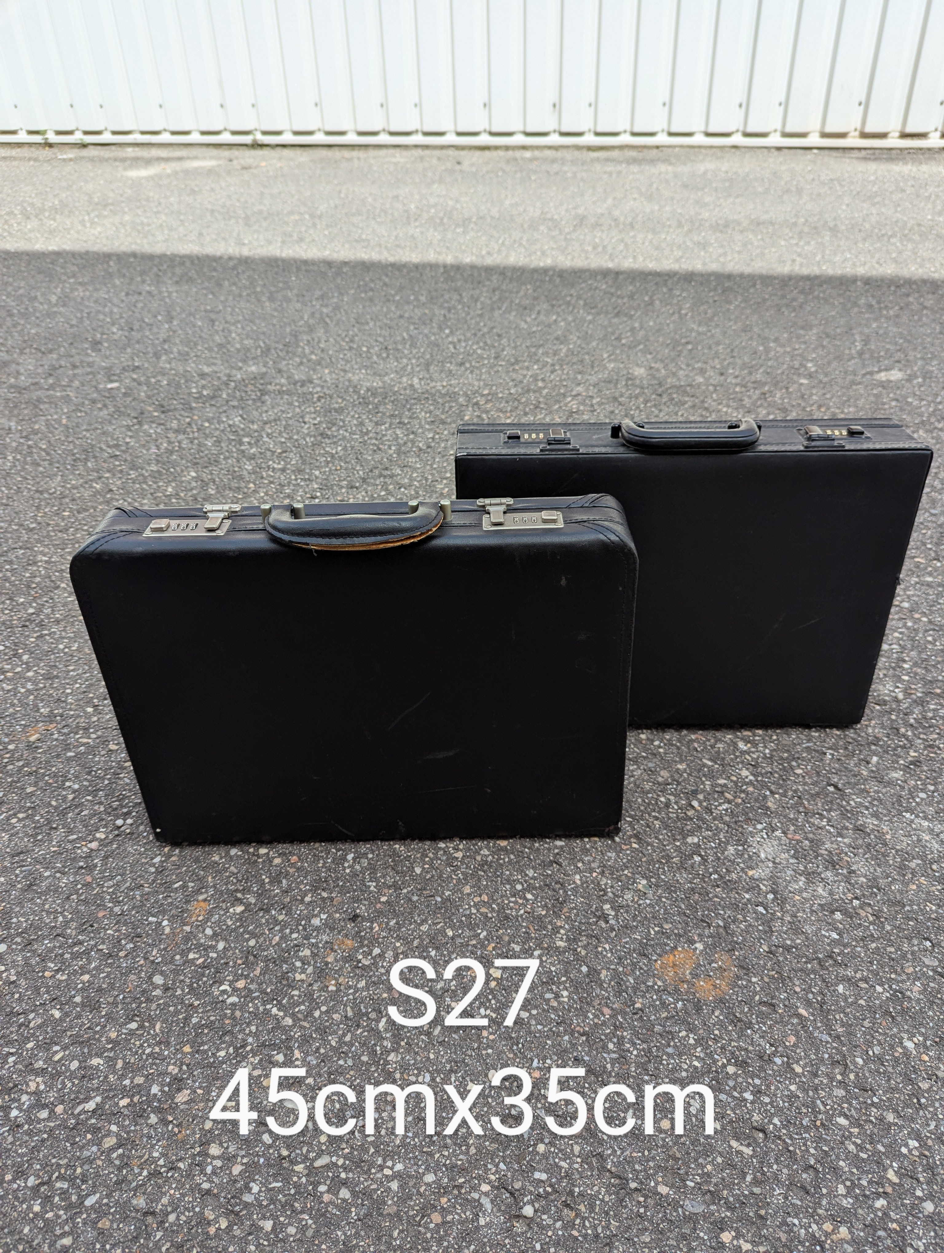 S01-027 Aktenkoffer mit Geld