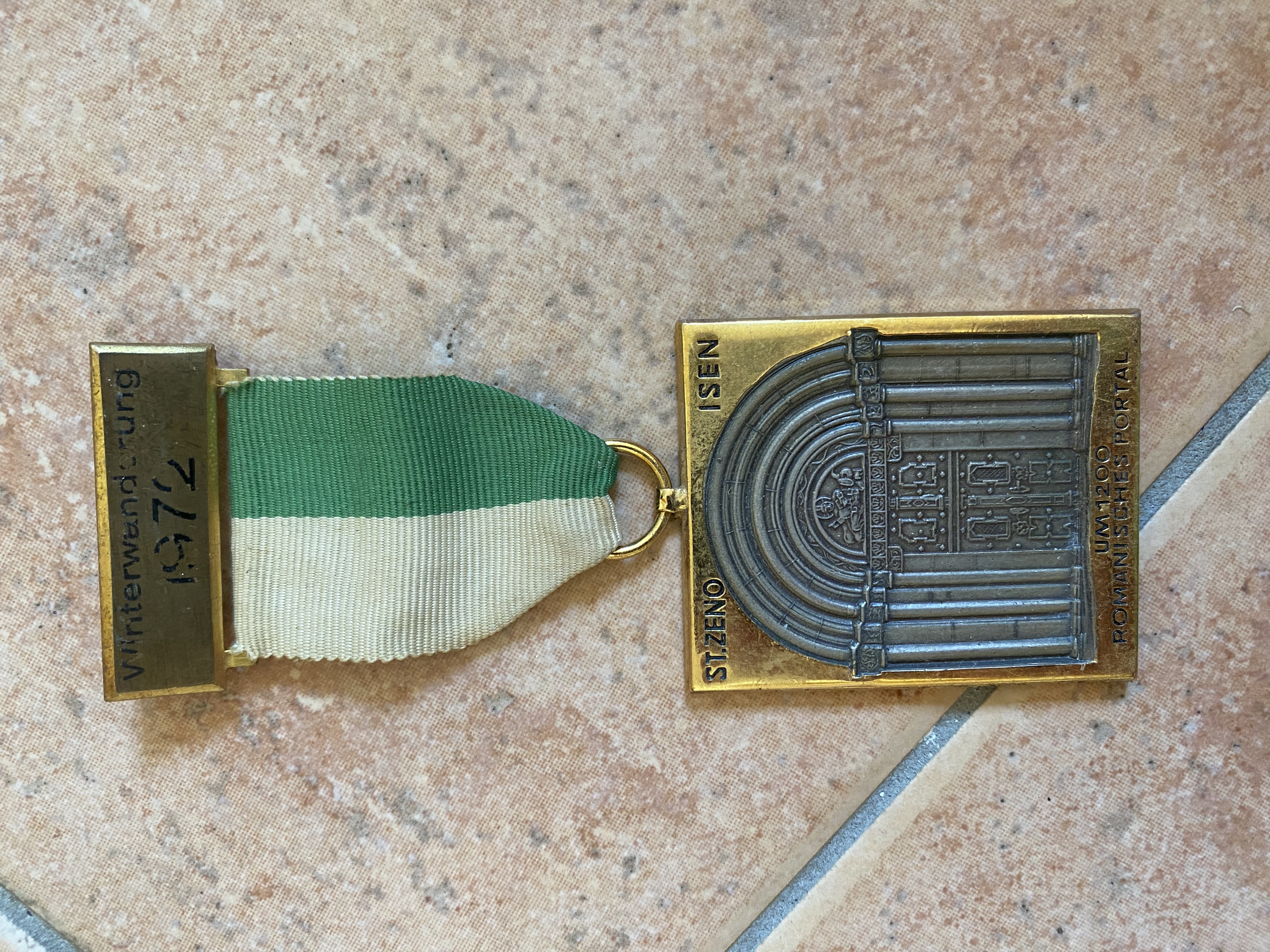 V01-049 Orden Wandertag