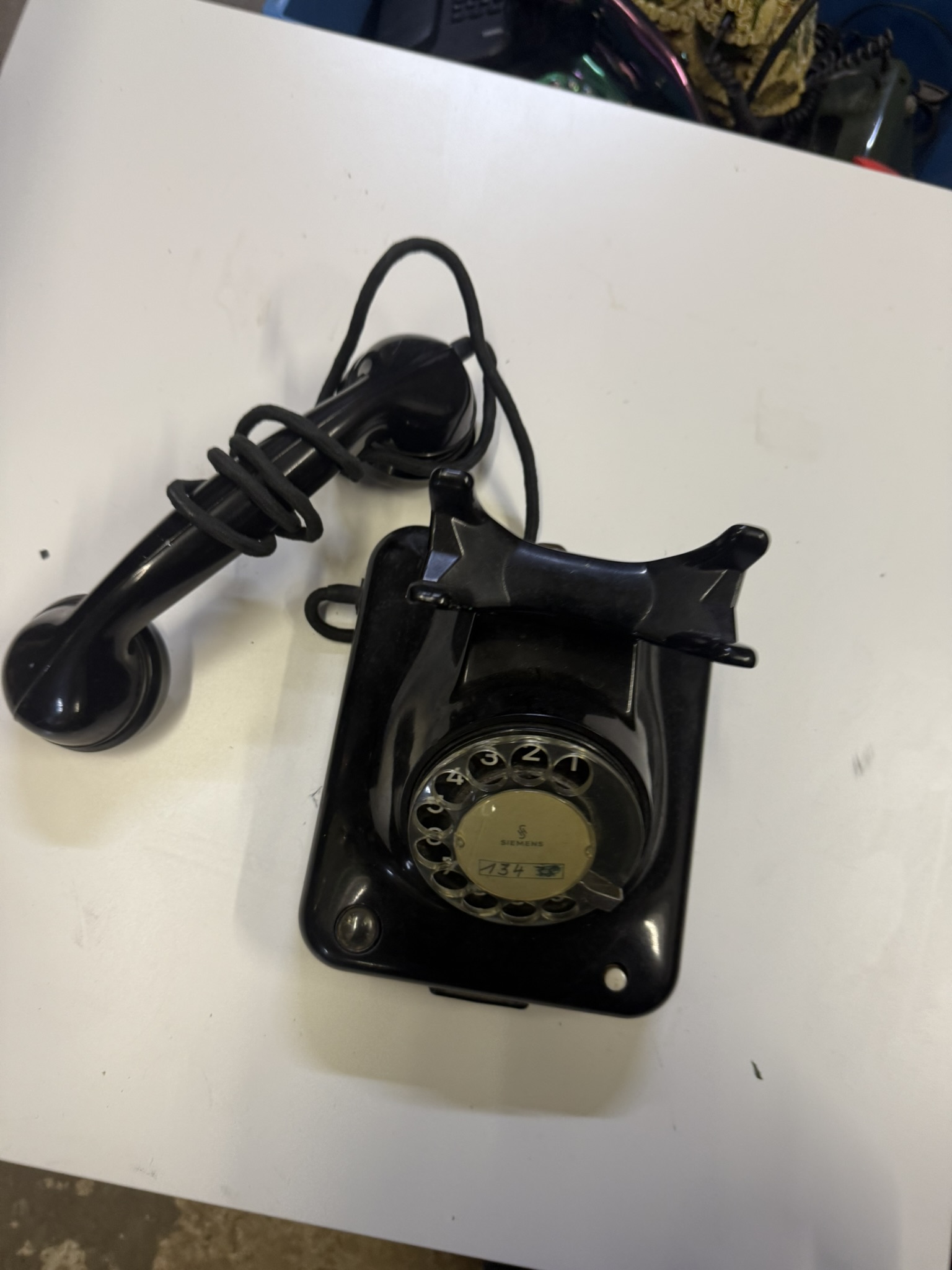 A02-012 Bekalit-Wählscheibentelefon