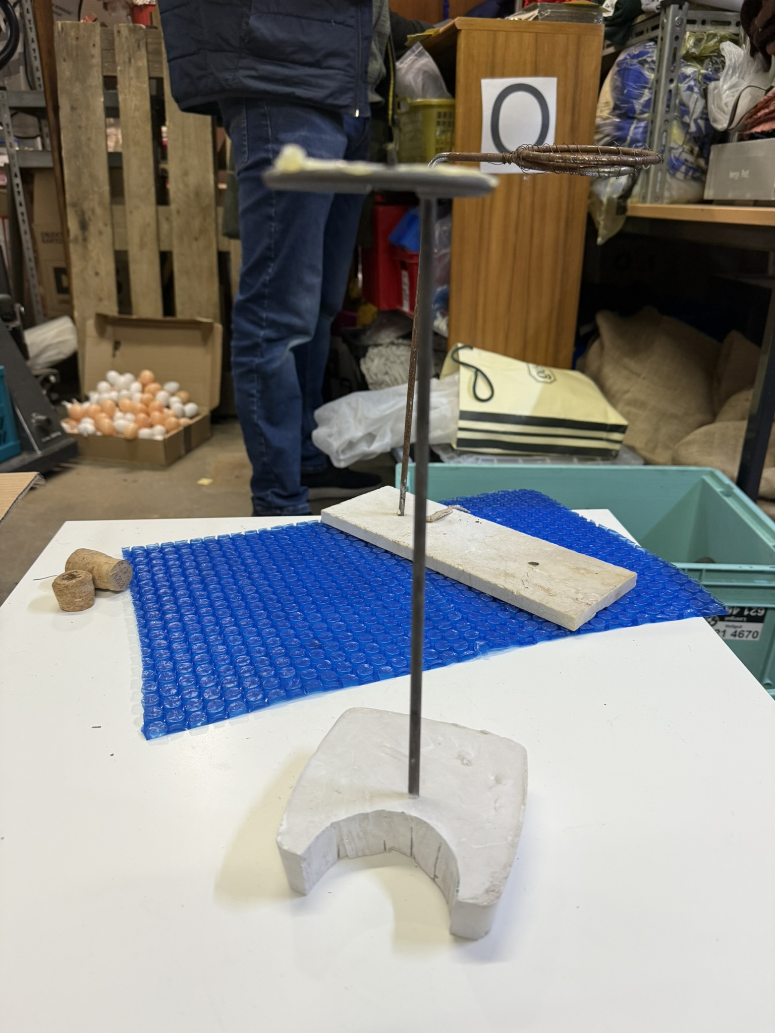 A08-018 Laborgefäß-Ständer mit Betonfuß