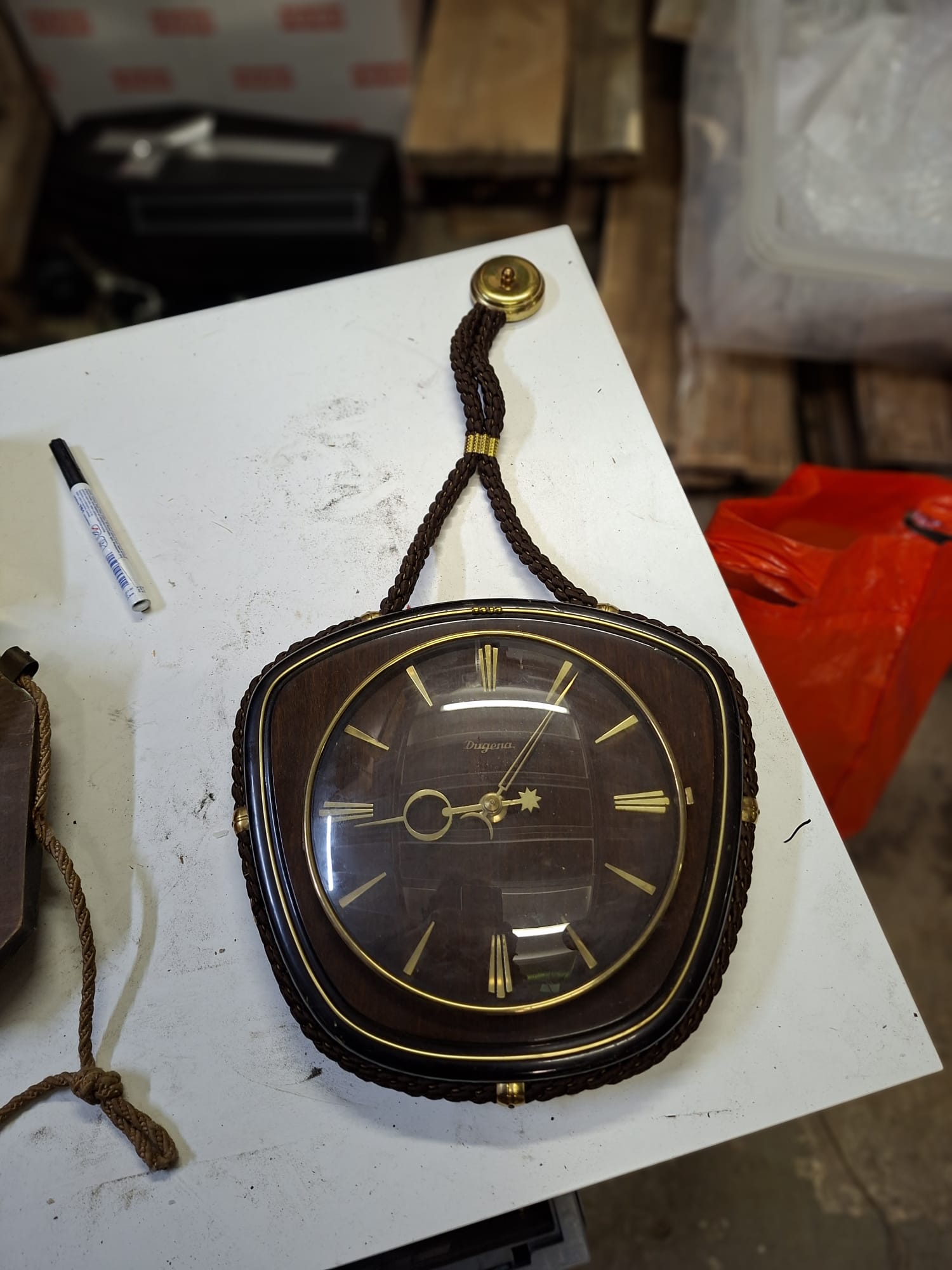 A05-025 Wanduhr mit Kordel