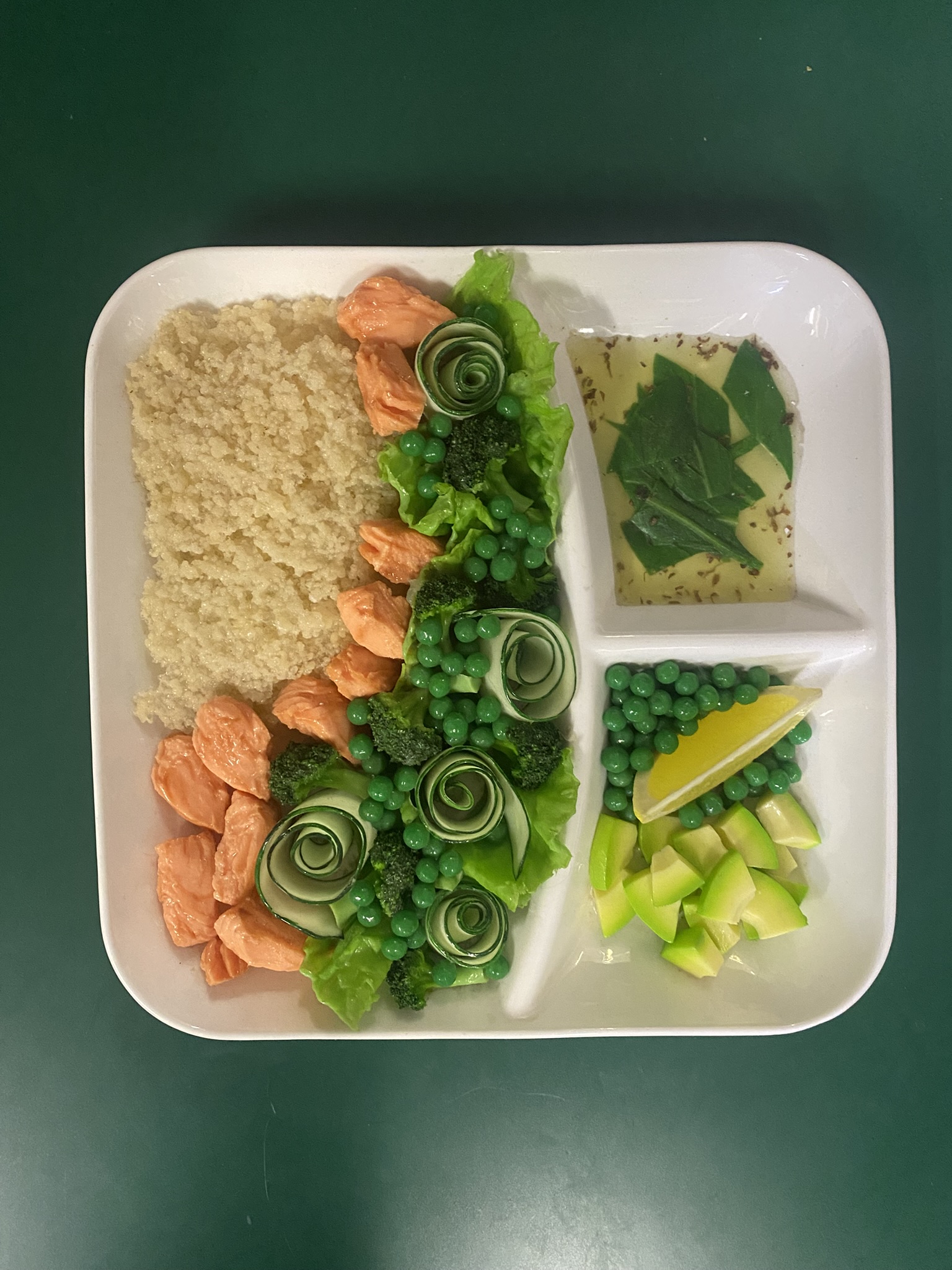 A16-001 Menüteller mit Couscous, Lachs und grünem Gemüse