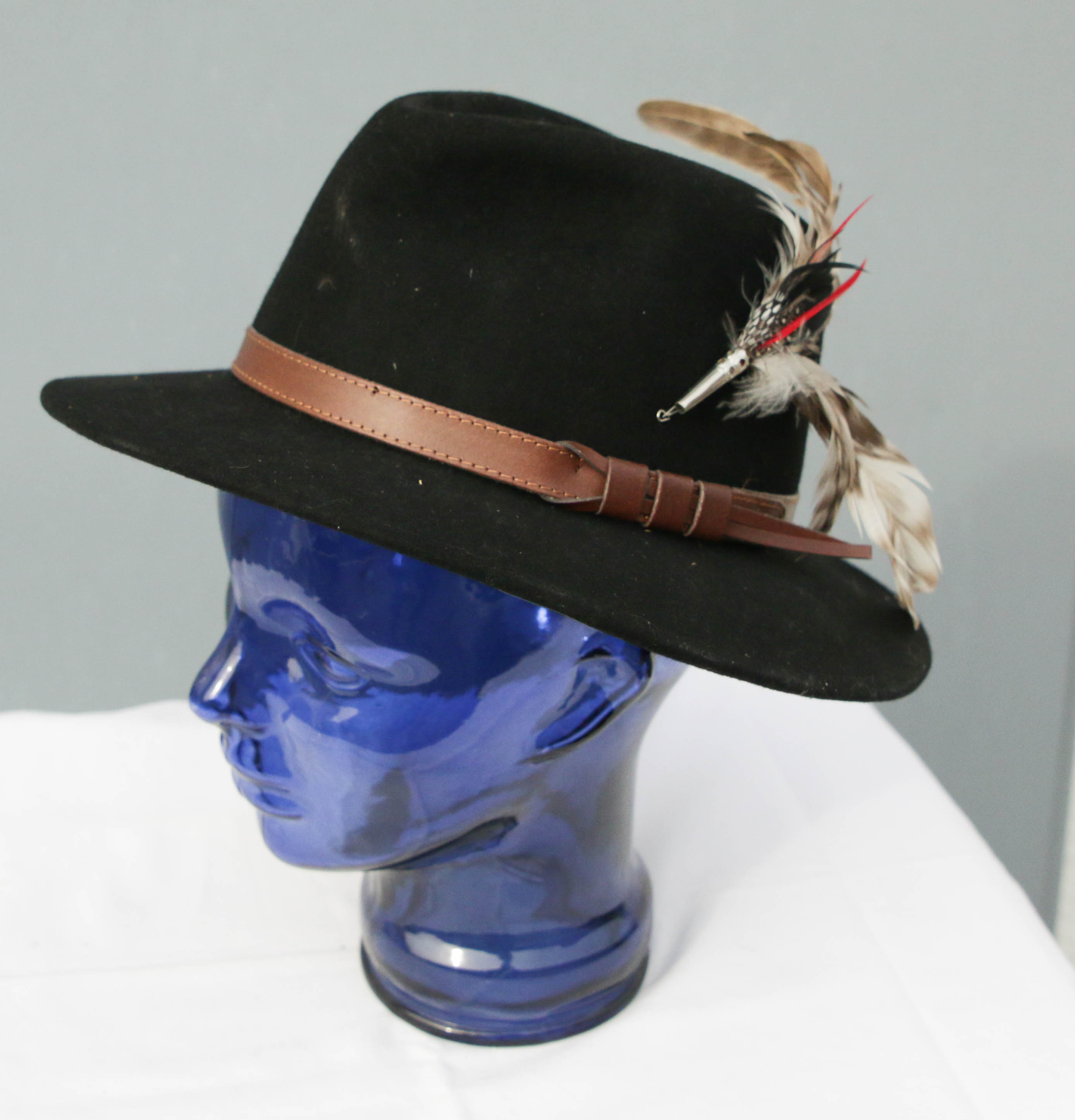 HUT98 Trachtenhut schwarz mit Federn