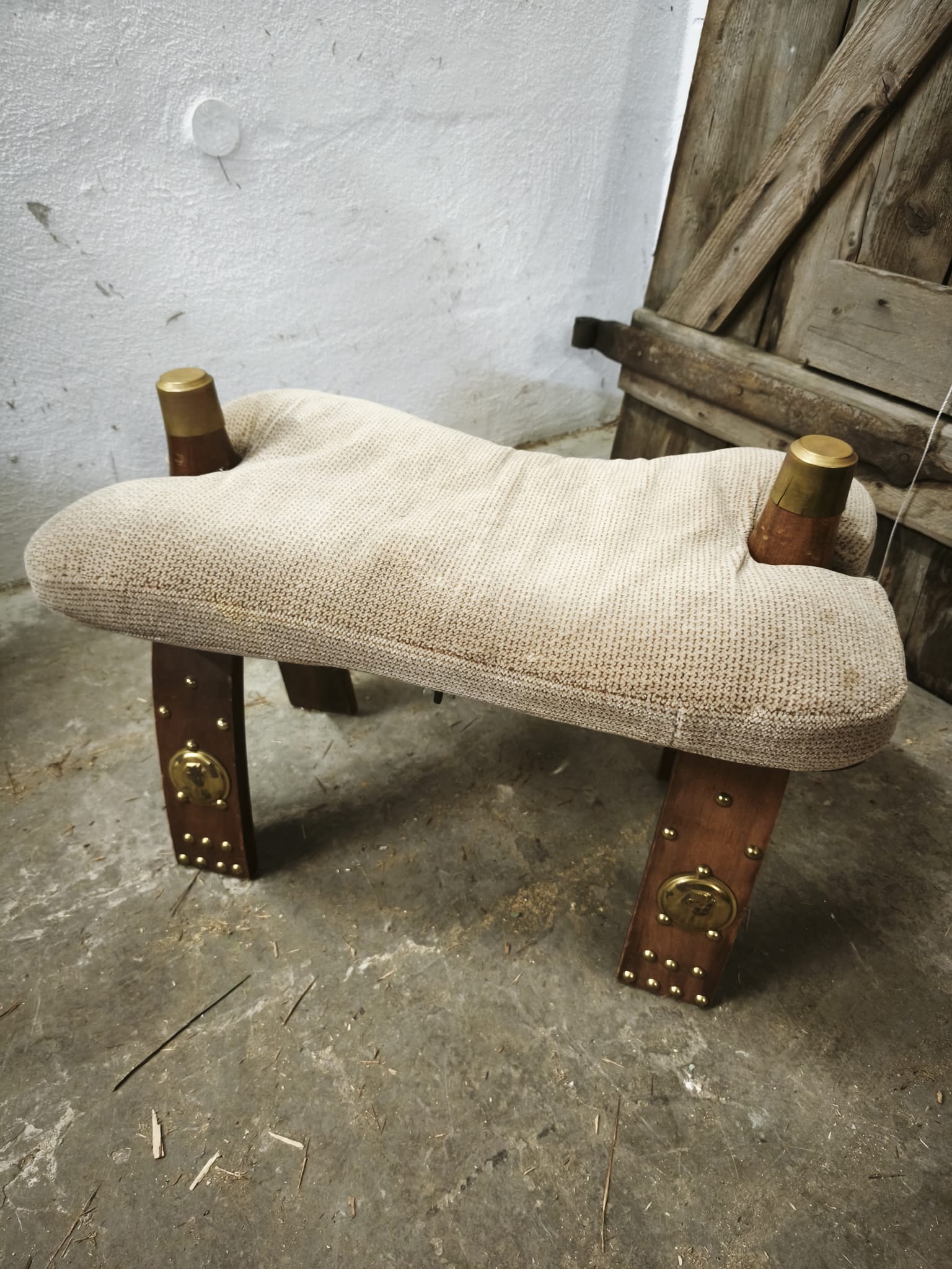 R01-017 Kamelsattel-Hocker