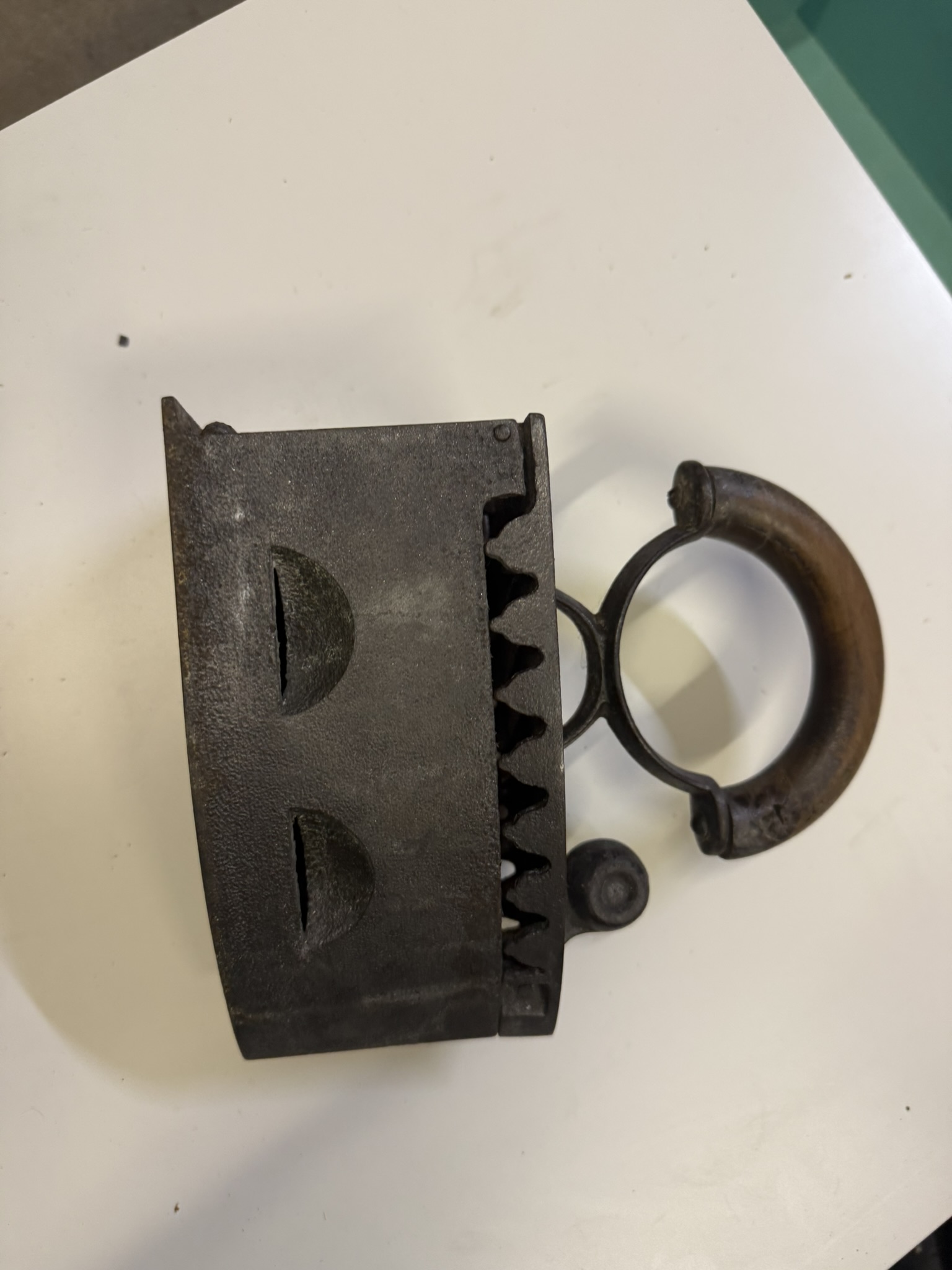 A04-001 Bügeleisen alt