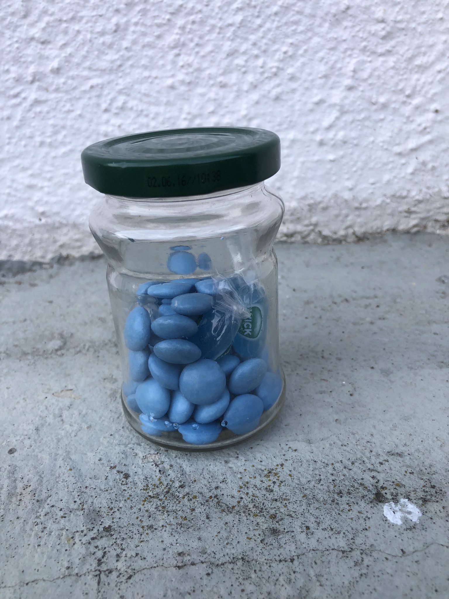 M01-033 Glas mit Pillen