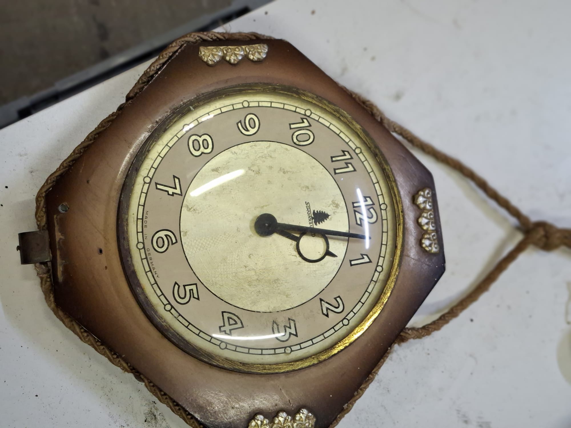 A05-024 Wanduhr mit Kordel