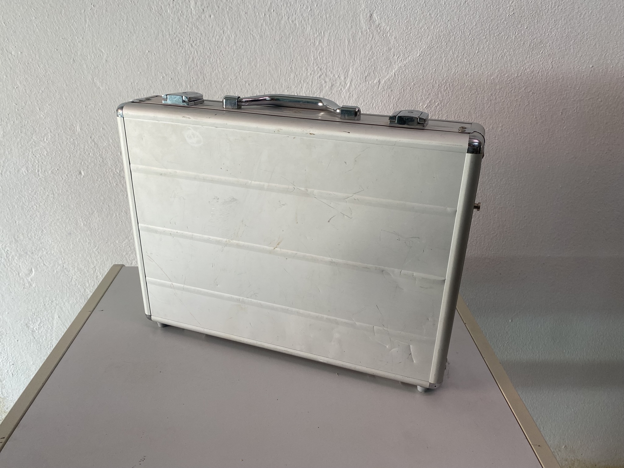 S01-033 Aktenkoffer silber