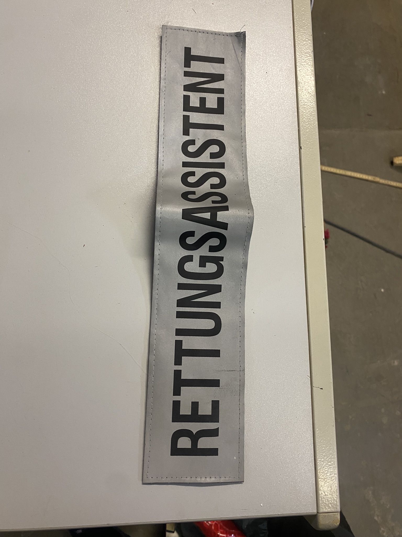 A28-011 Klettschild "Rettungsassistent"