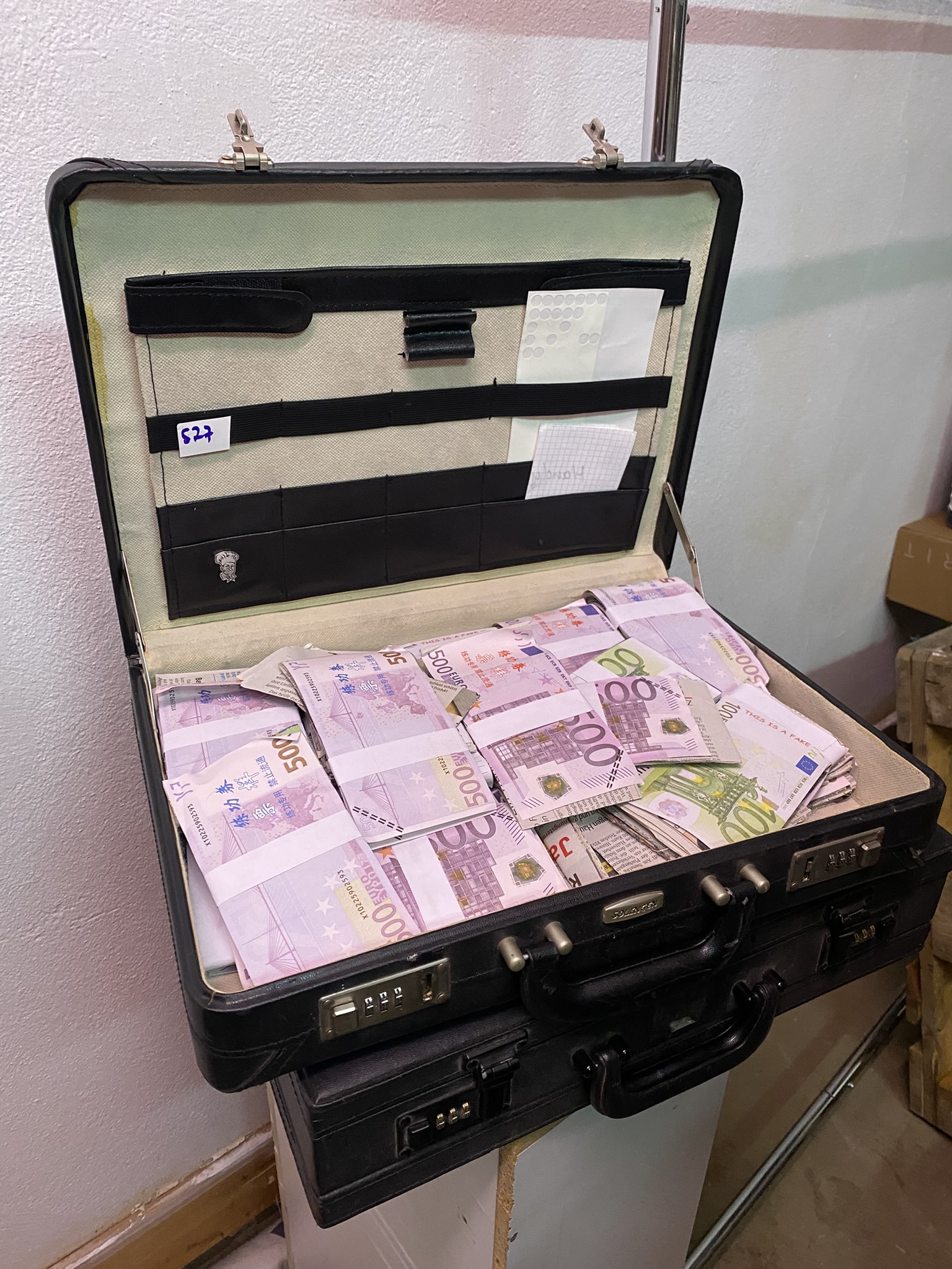 S01-027 Aktenkoffer mit Geld